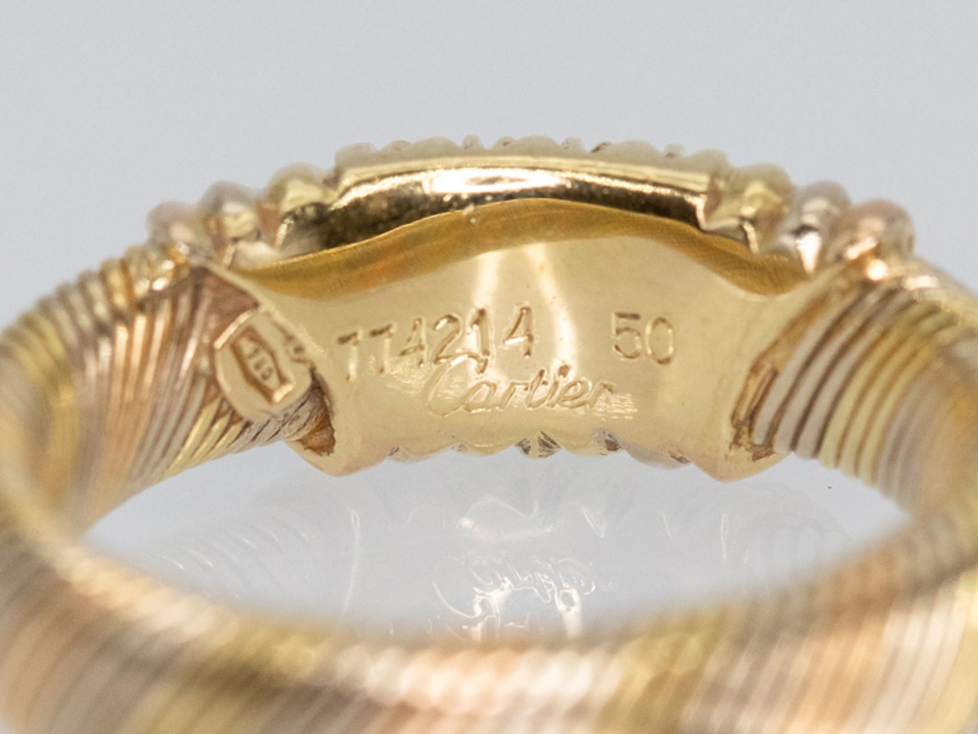"Cartier" Ring mit 8 kleinen Brillanten, zusammen ca. 0,1 ct, Paris, 90-er Jahre. - Image 3 of 3