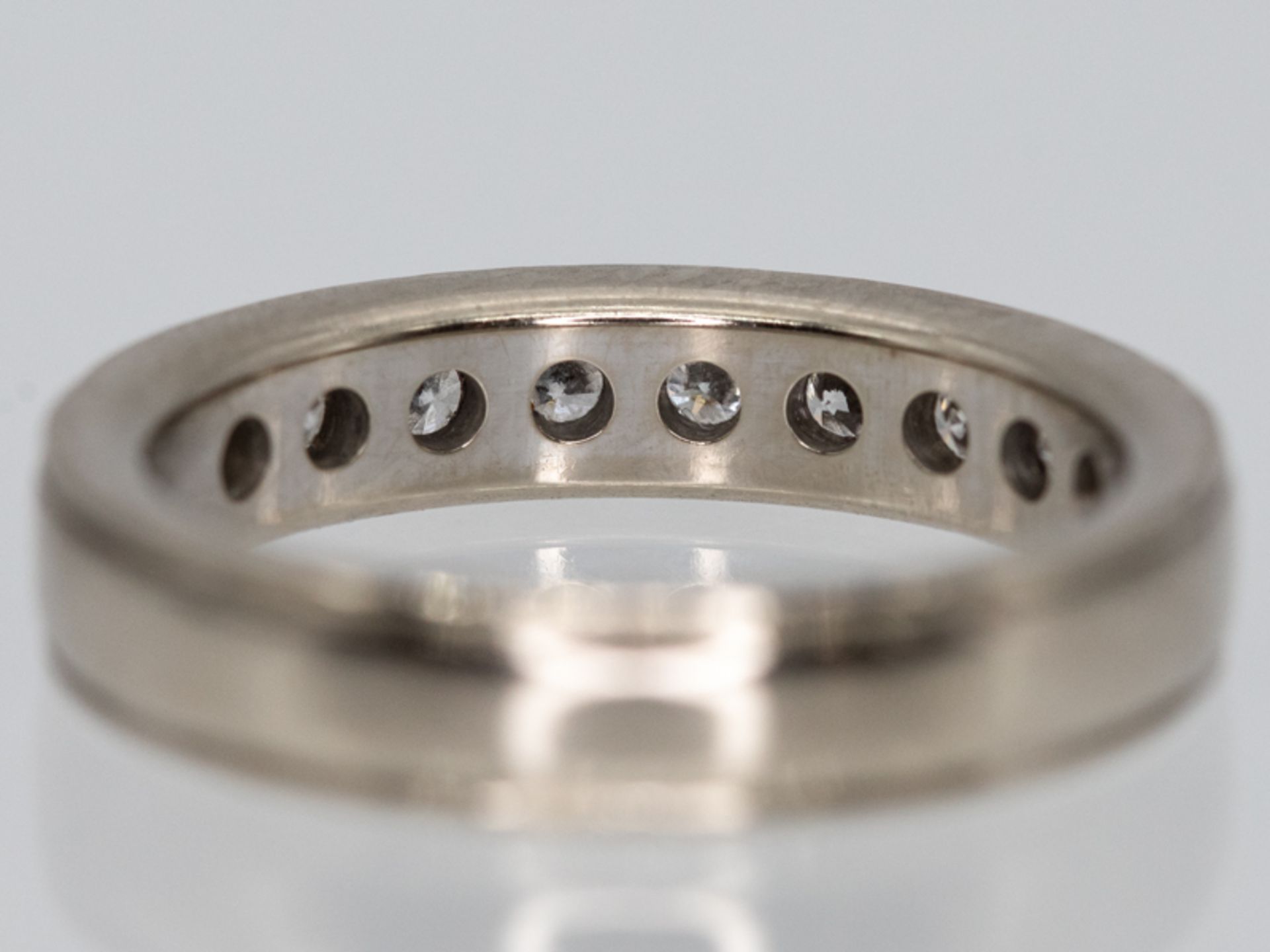 Memoryring mit 9 Brillanten, zusammen 0,51 ct (lt. Gravur), 90-er Jahre. - Image 4 of 4