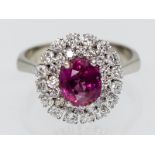 Cocktail-Ring mit hochfeinem Rubin ca. 2,14 ct und 32 Brillanten, zusammen ca. 0,64 ct, 80-er Jahre.