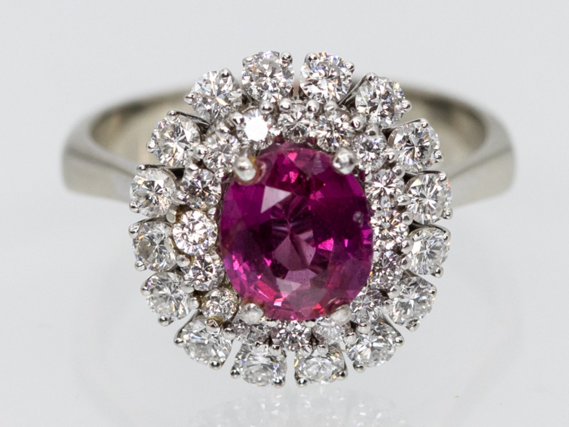 Cocktail-Ring mit hochfeinem Rubin ca. 2,14 ct und 32 Brillanten, zusammen ca. 0,64 ct, 80-er Jahre.