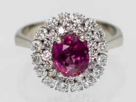 Cocktail-Ring mit hochfeinem Rubin ca. 2,14 ct und 32 Brillanten, zusammen ca. 0,64 ct, 80-er Jahre.