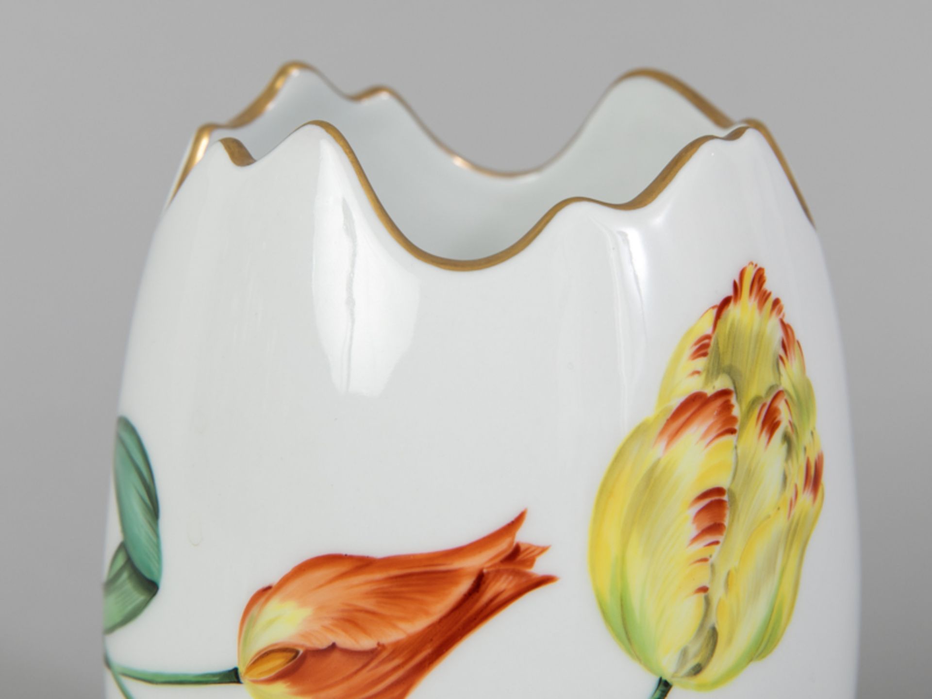 Eiform Vase mit Tulpen, Deutschland, Rudolf Kämmer, Meissner Schule, 20. Jahrhundert. - Image 3 of 5