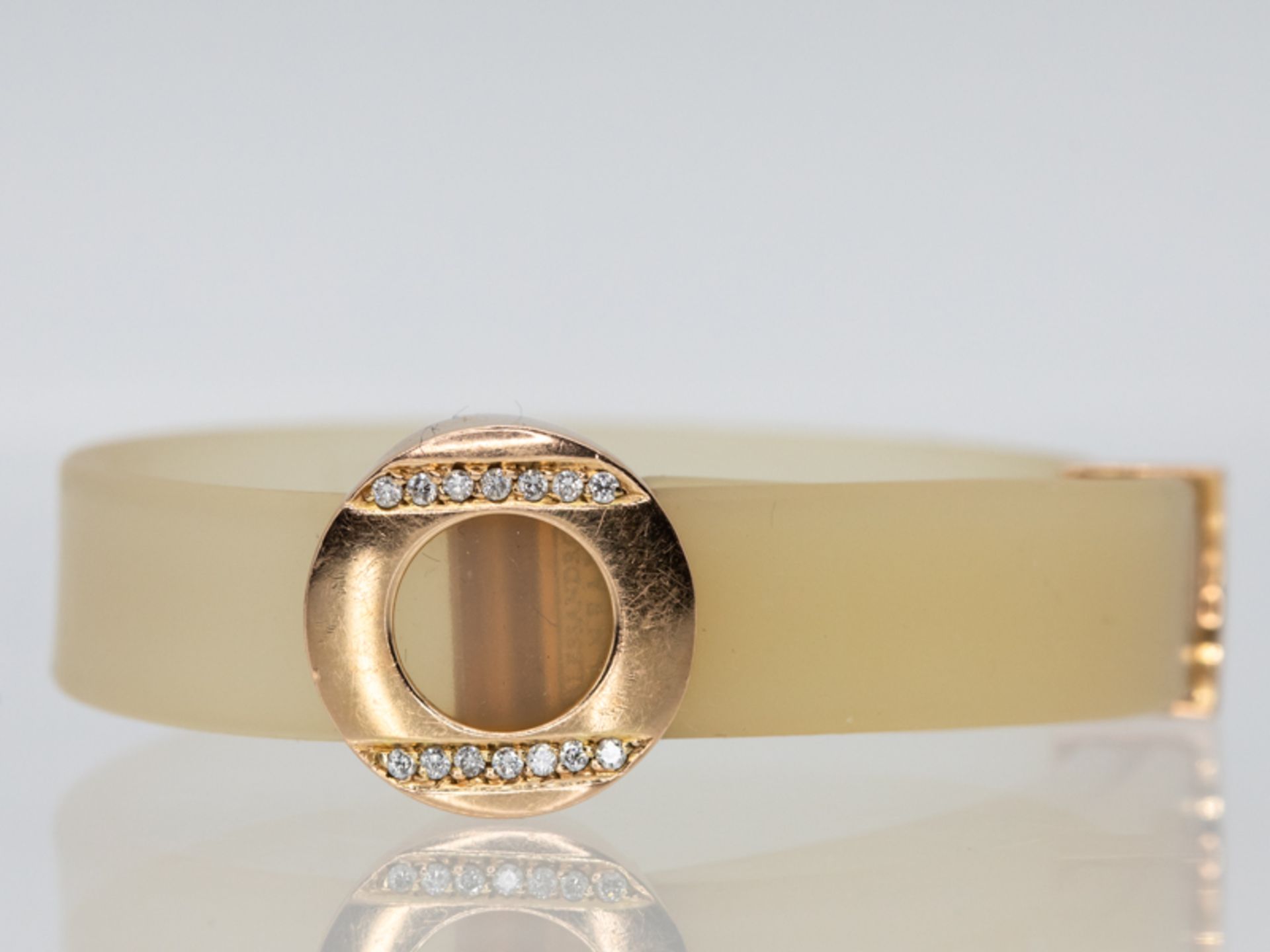Armband aus Kautschuk mit goldener Schließe und 14 kleinen Brillanten, zus. ca. 0,14 ct, bez. Alessa - Image 2 of 7