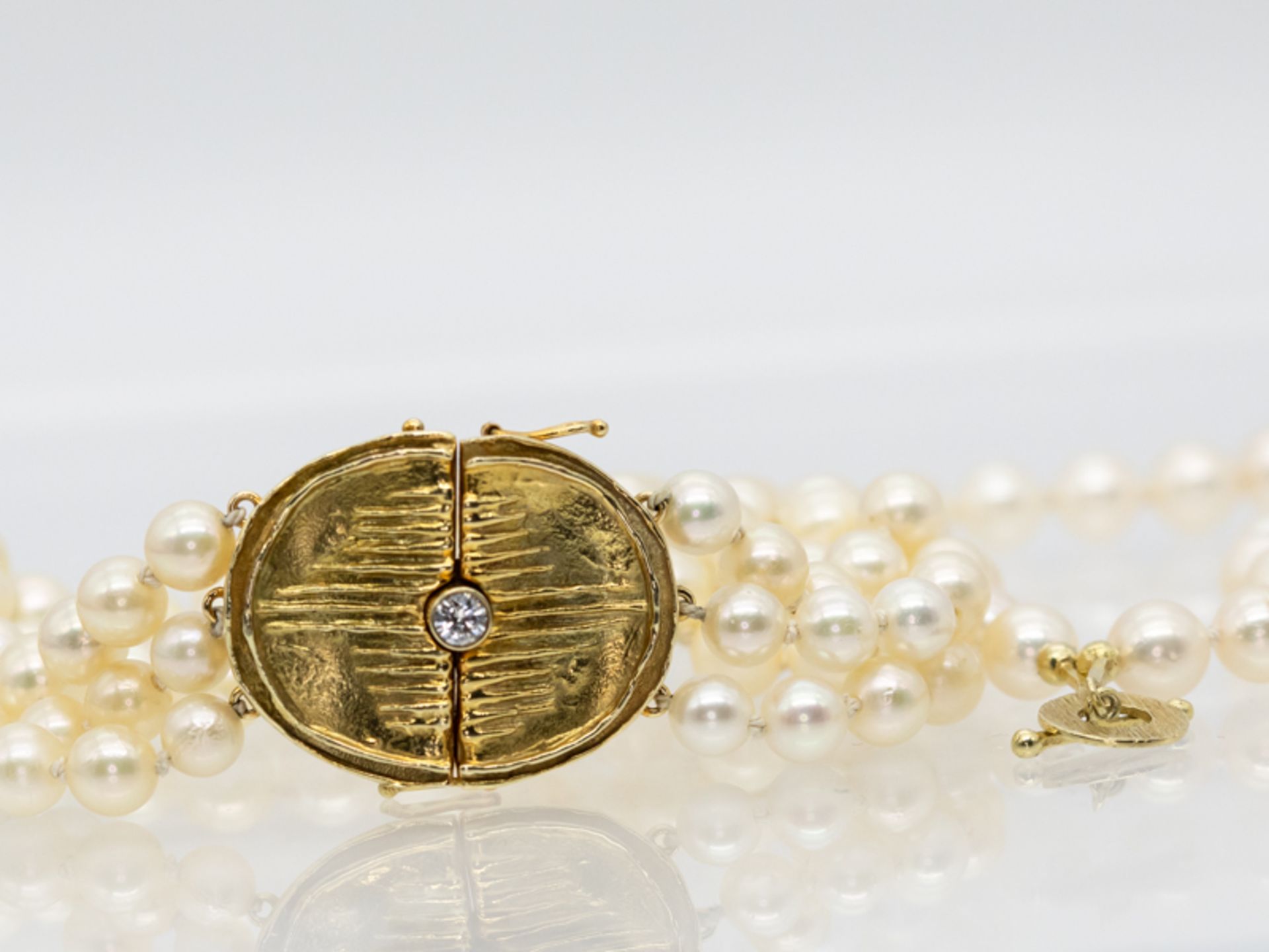 Perlen-Collier- und 3-rhg. Armband, goldene Schlösser in abstrakter Form mit 1 Brillant ca. 0,1 ct, - Image 3 of 4