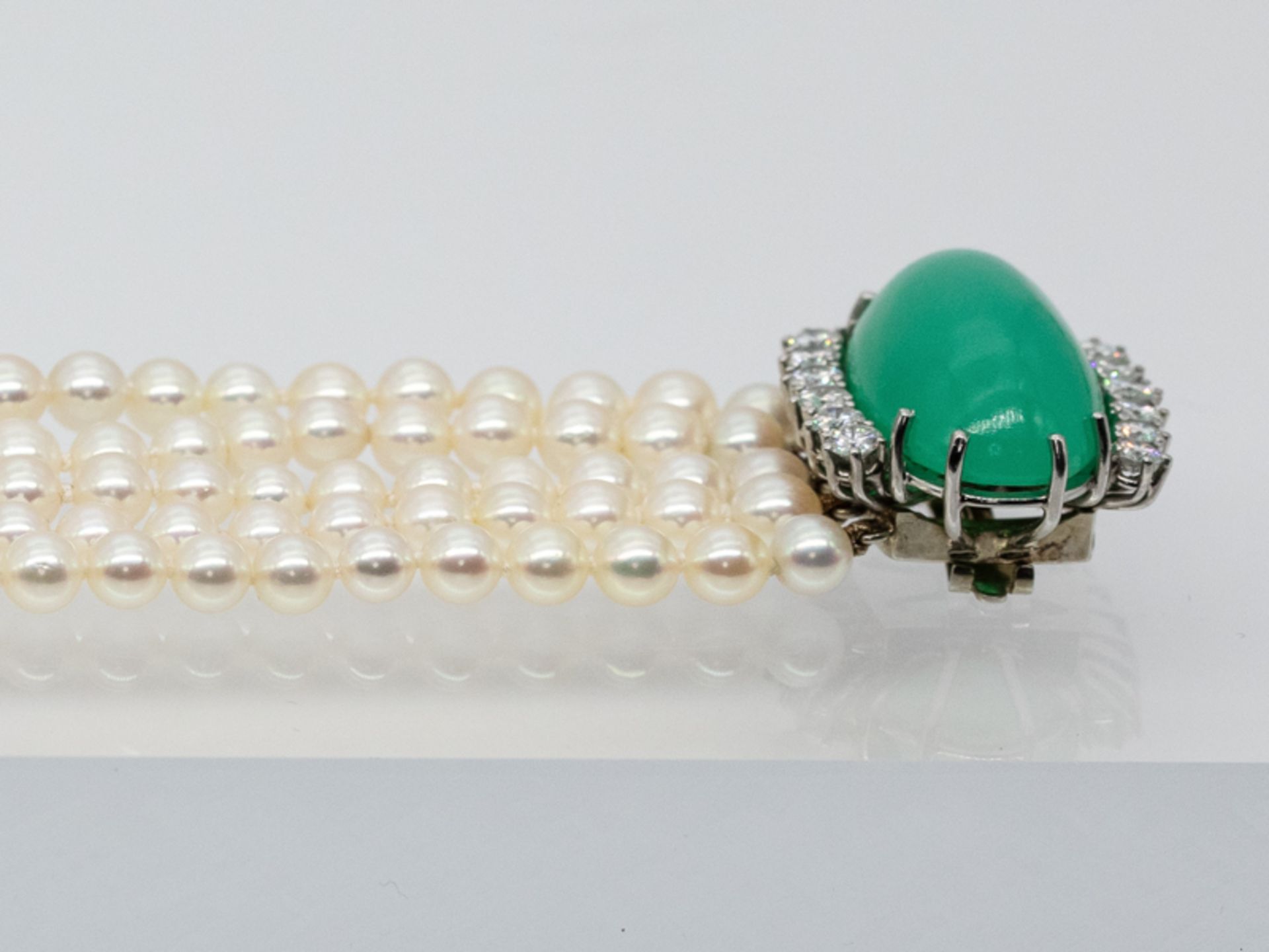 5-reihiges Perlarmband und Schließe mit Chrysopras ca. 15 ct und 12 Brillanten, zusammen ca. 1,1 ct, - Image 3 of 4
