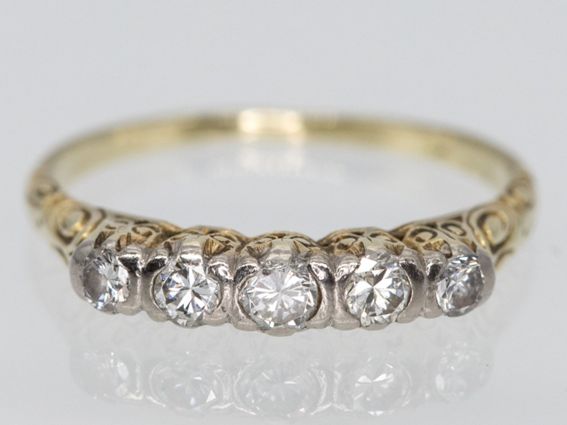 Ring mit 5 Altschliff-Diamanten, zusammen ca. 0,54 ct, 30-er Jahre.