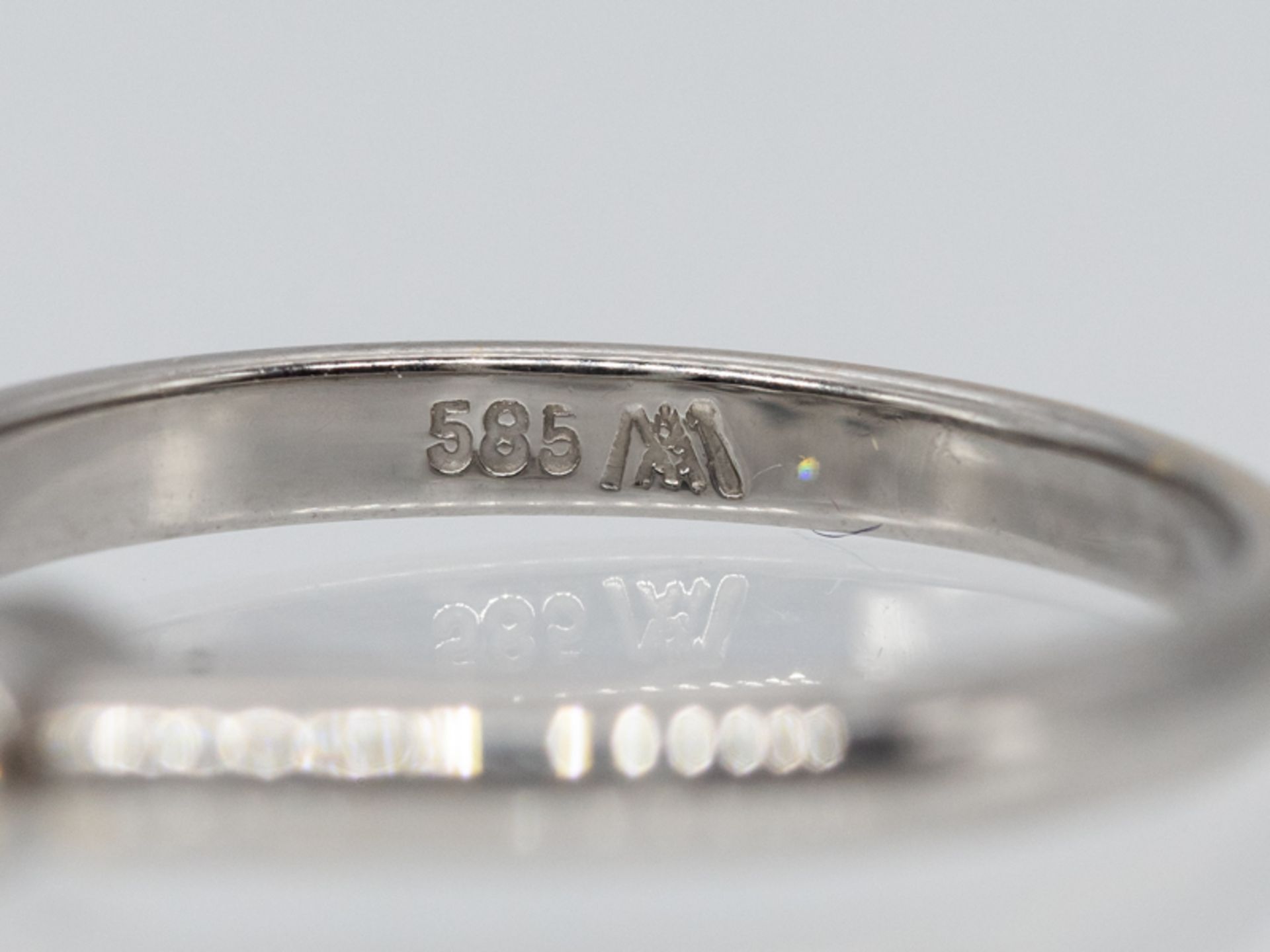 Ring mit 3 Brillanten, zusammen ca. 0,60 ct, Juwelier Wilm, Hamburg, 90- er Jahre. - Image 4 of 4