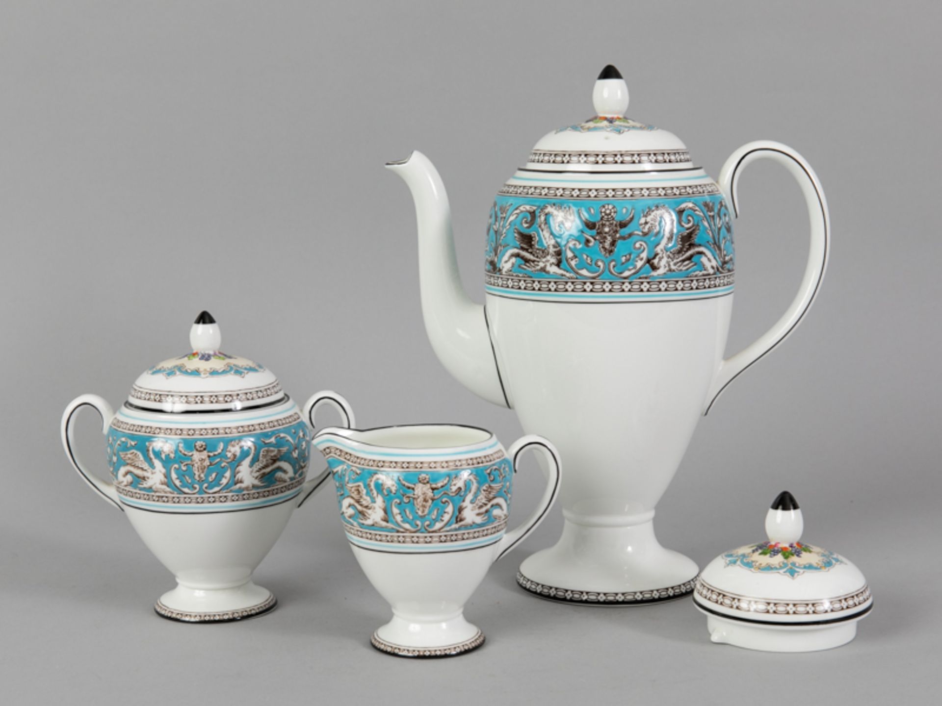 Kaffeekanne, Rahmgießer und Zuckerdose, Form "Florentine Turquoise", Wedgwood, 20. Jh.