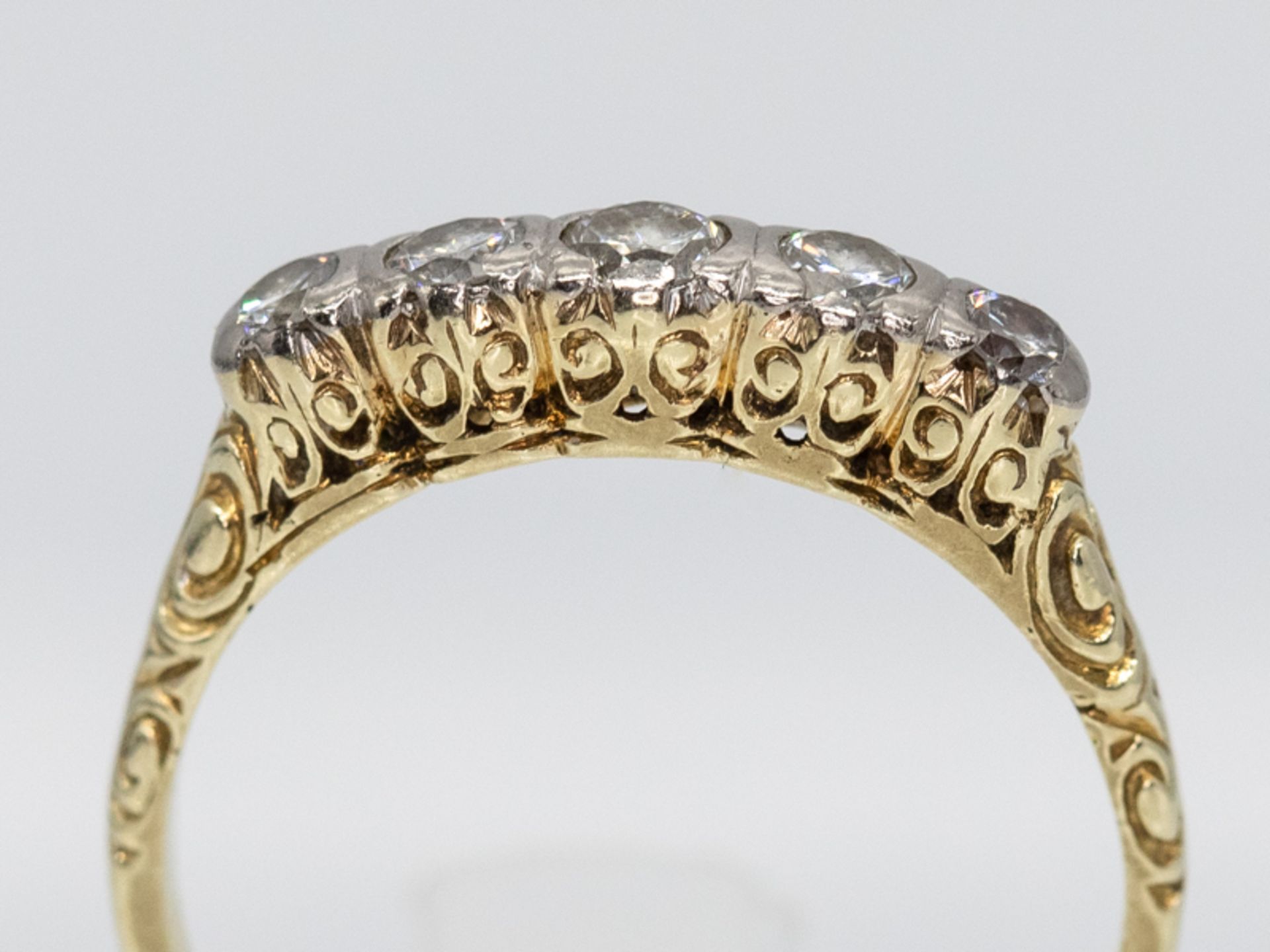 Ring mit 5 Altschliff-Diamanten, zusammen ca. 0,54 ct, 30-er Jahre. - Image 2 of 5