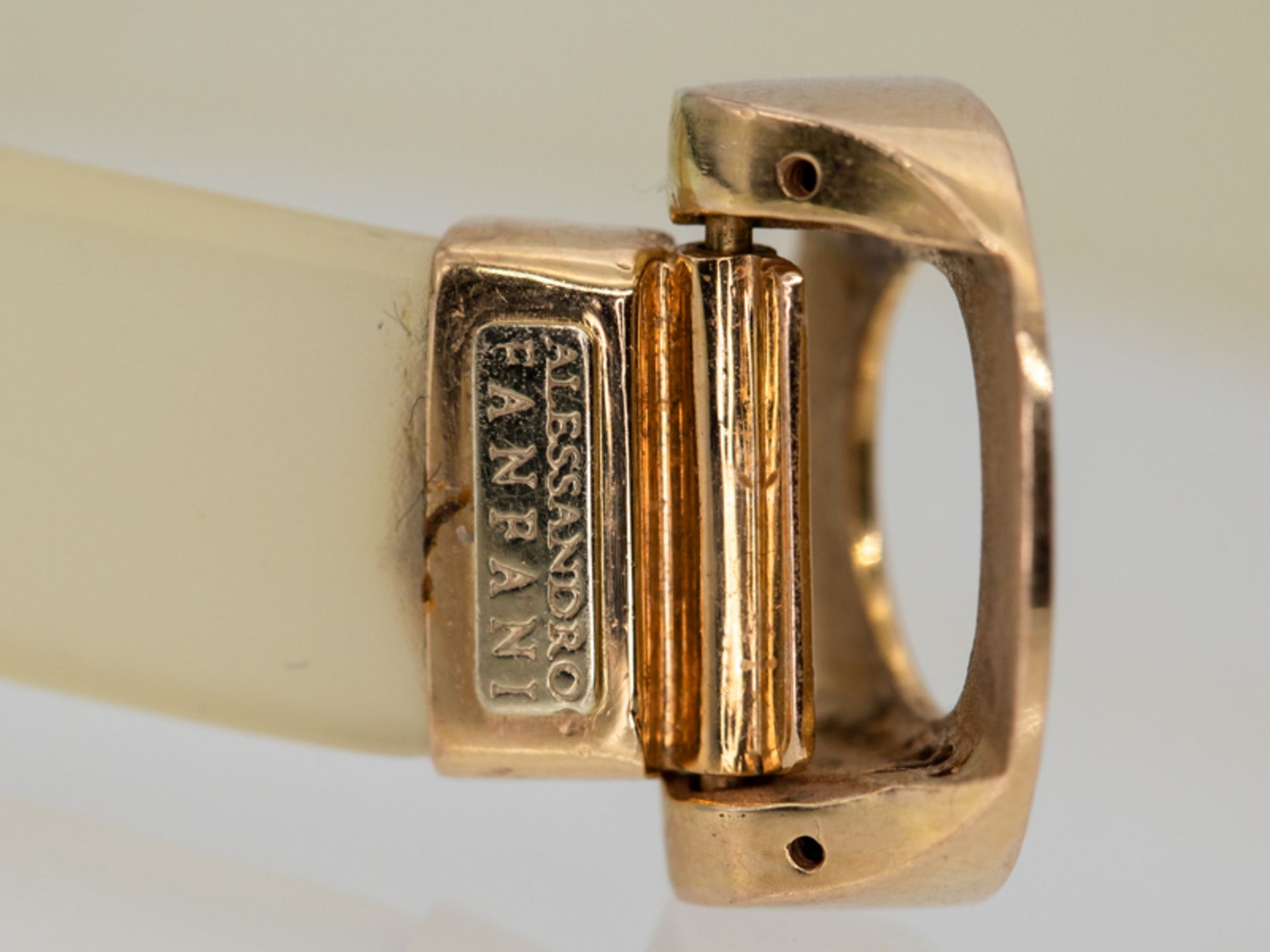 Armband aus Kautschuk mit goldener Schließe und 14 kleinen Brillanten, zus. ca. 0,14 ct, bez. Alessa - Image 3 of 7