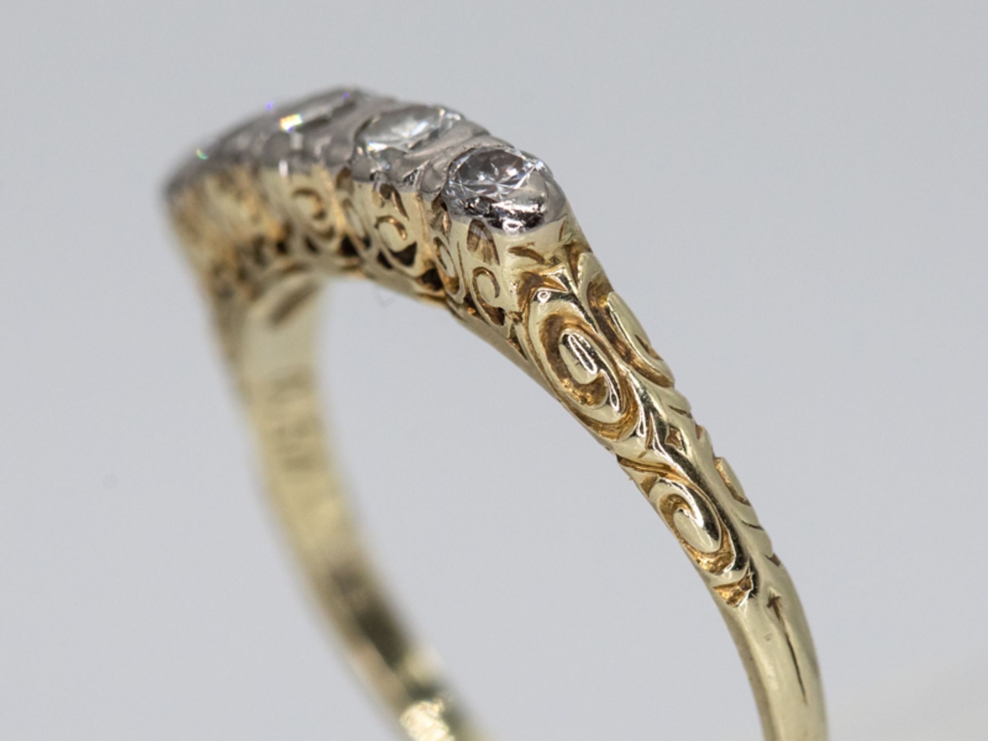 Ring mit 5 Altschliff-Diamanten, zusammen ca. 0,54 ct, 30-er Jahre. - Image 3 of 5
