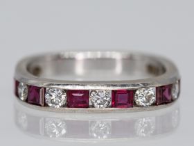 Ring mit 6 Rubin-Carrés und 5 Brillanten, zusammen ca. 0,25 ct, Schweizer Juweliersarbeit, Gübelin,