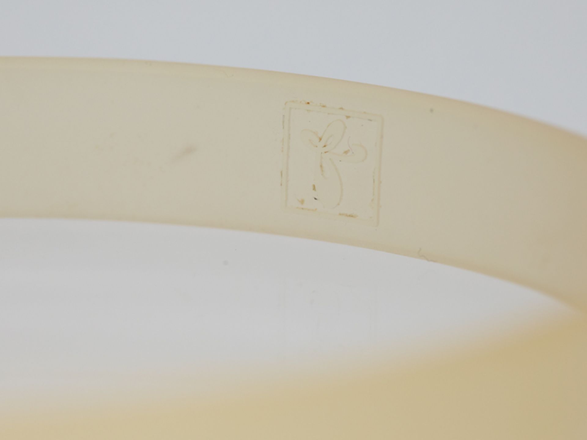 Armband aus Kautschuk mit goldener Schließe und 14 kleinen Brillanten, zus. ca. 0,14 ct, bez. Alessa - Image 6 of 7