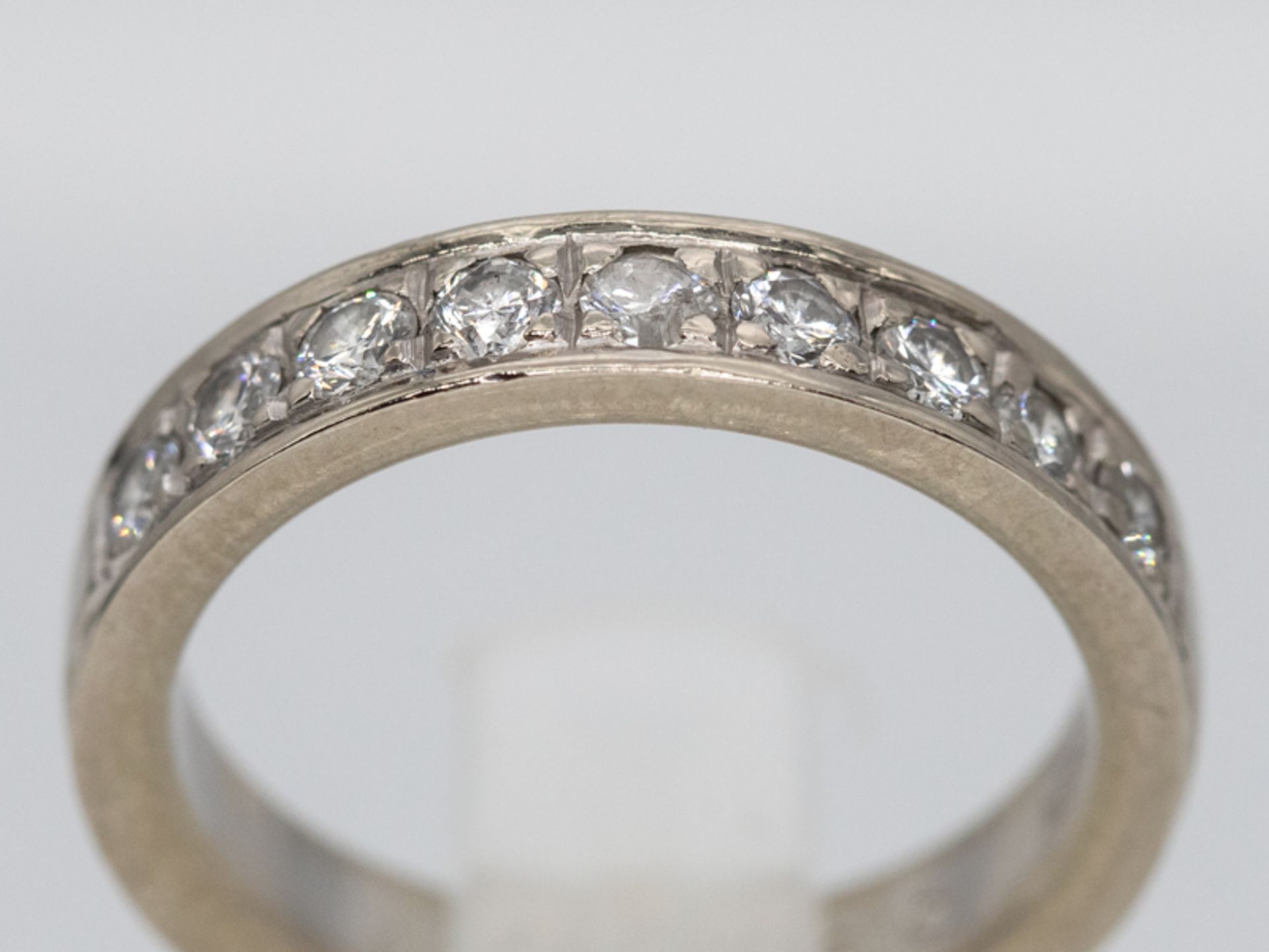 Memoryring mit 9 Brillanten, zusammen 0,51 ct (lt. Gravur), 90-er Jahre. - Image 2 of 4