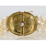 Perlen-Collier- und 3-rhg. Armband, goldene Schlösser in abstrakter Form mit 1 Brillant ca. 0,1 ct,