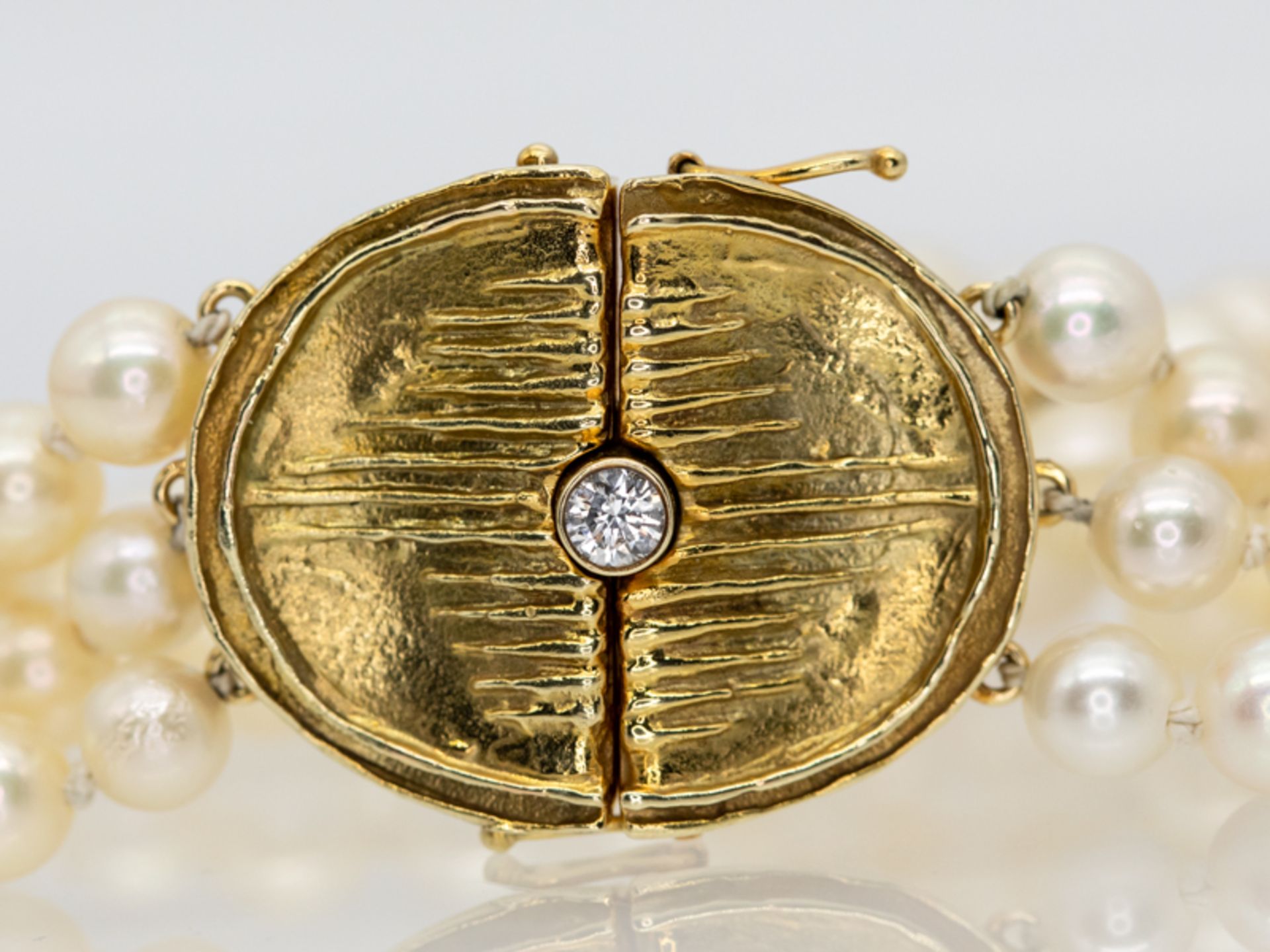 Perlen-Collier- und 3-rhg. Armband, goldene Schlösser in abstrakter Form mit 1 Brillant ca. 0,1 ct,