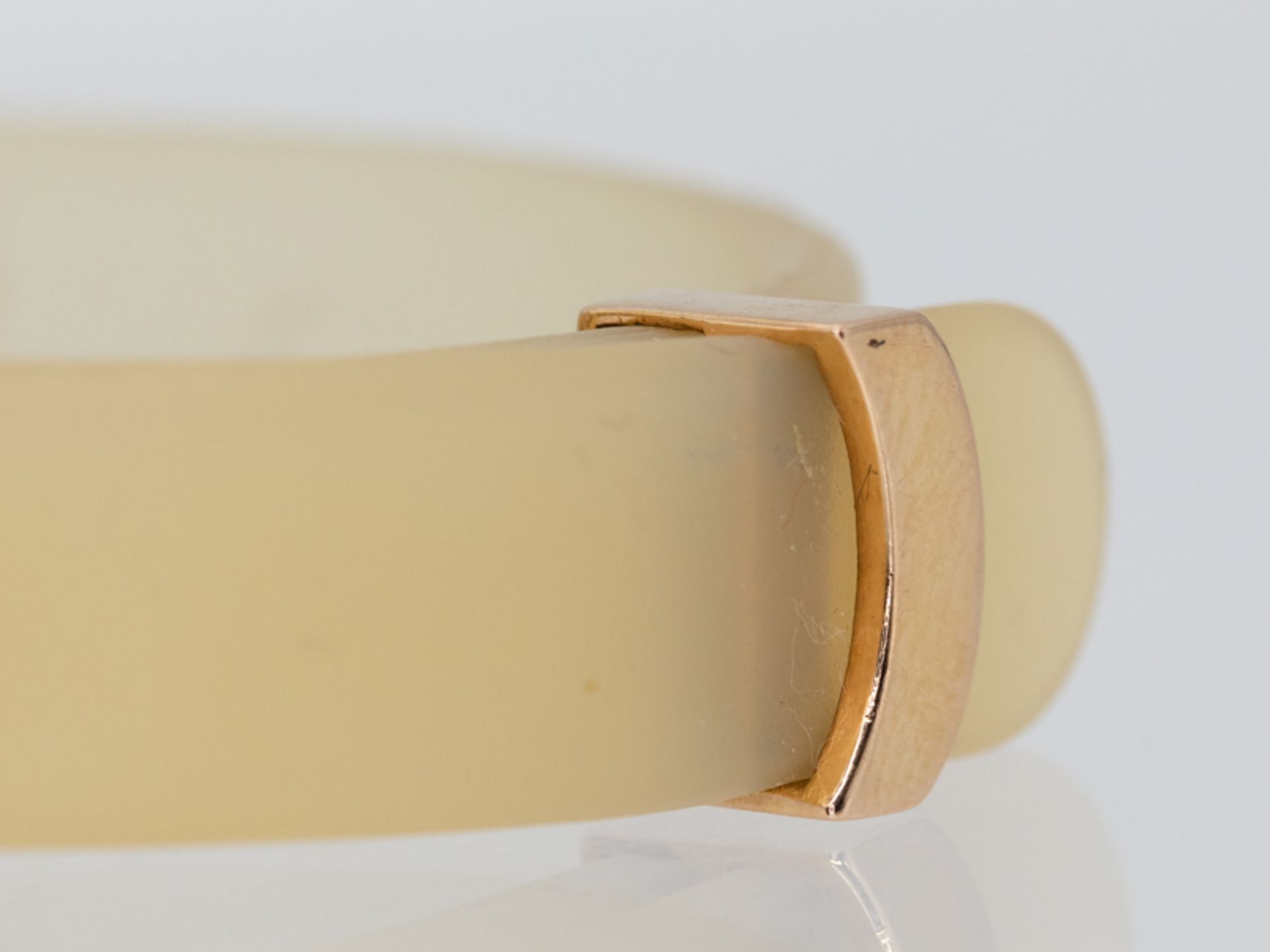 Armband aus Kautschuk mit goldener Schließe und 14 kleinen Brillanten, zus. ca. 0,14 ct, bez. Alessa - Image 7 of 7