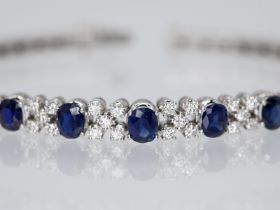 Armband mit 5 Saphiren, zusammen ca. 3,2 ct und 24 Brillanten, zusammen ca. 0,9 ct, Juweliersarbeit,