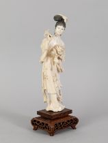 Okimono "Stehende Dame / Geisha mit Rose", Japan, 20. Jahrhundert.
