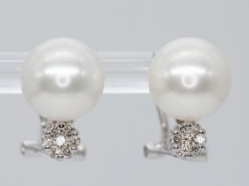 Paar Ohrclips mit Akoya-Perlen und 14 kleinen Brillanten, zusammen ca. 0,20 ct, 21. Jh.