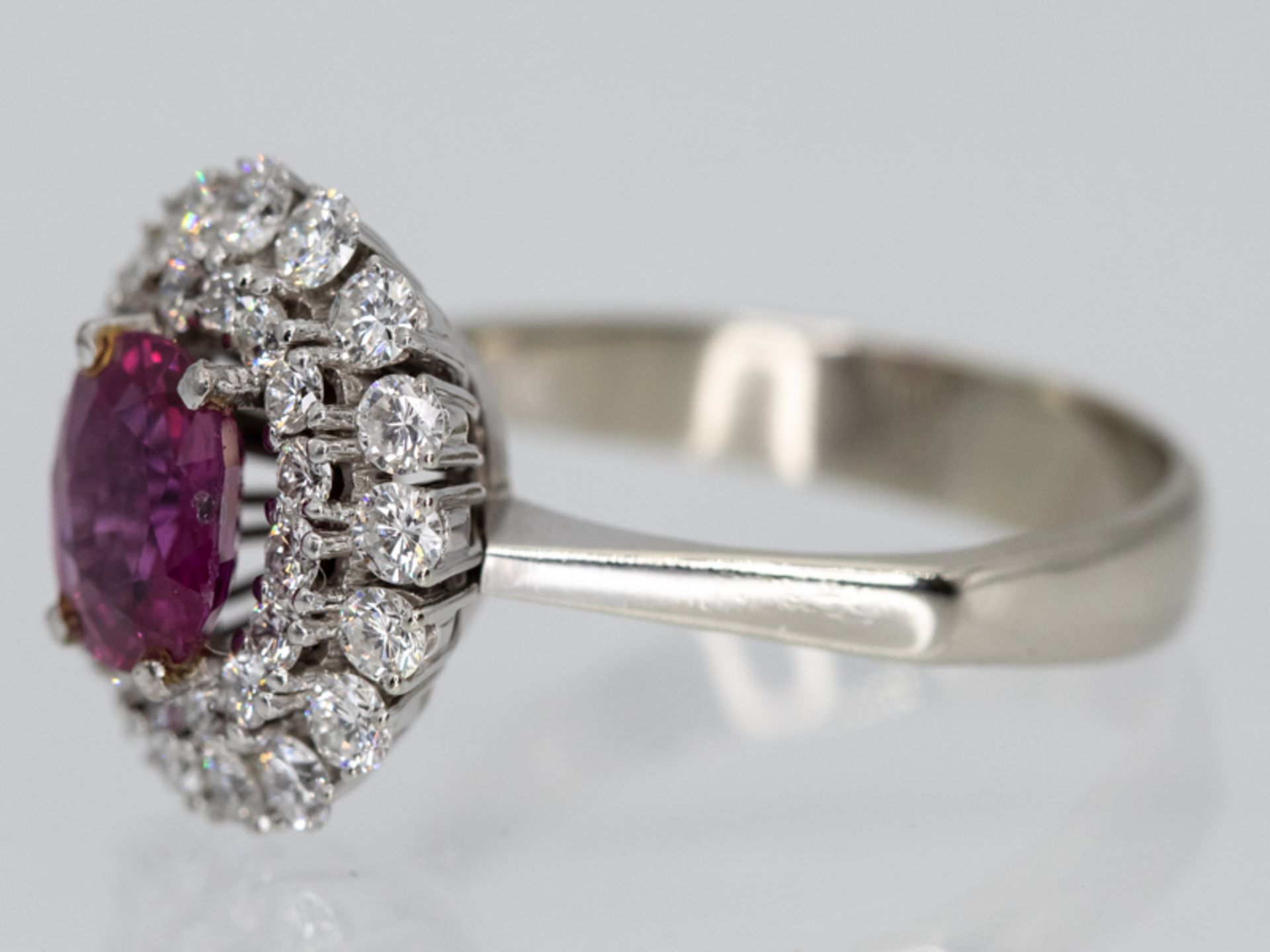 Cocktail-Ring mit hochfeinem Rubin ca. 2,14 ct und 32 Brillanten, zusammen ca. 0,64 ct, 80-er Jahre. - Image 3 of 5