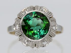 Ring mit grünem Turmalin und 6 kleinen Achtkant-Diamanten, zusammen ca. 0,12 ct, 30-er Jahre.