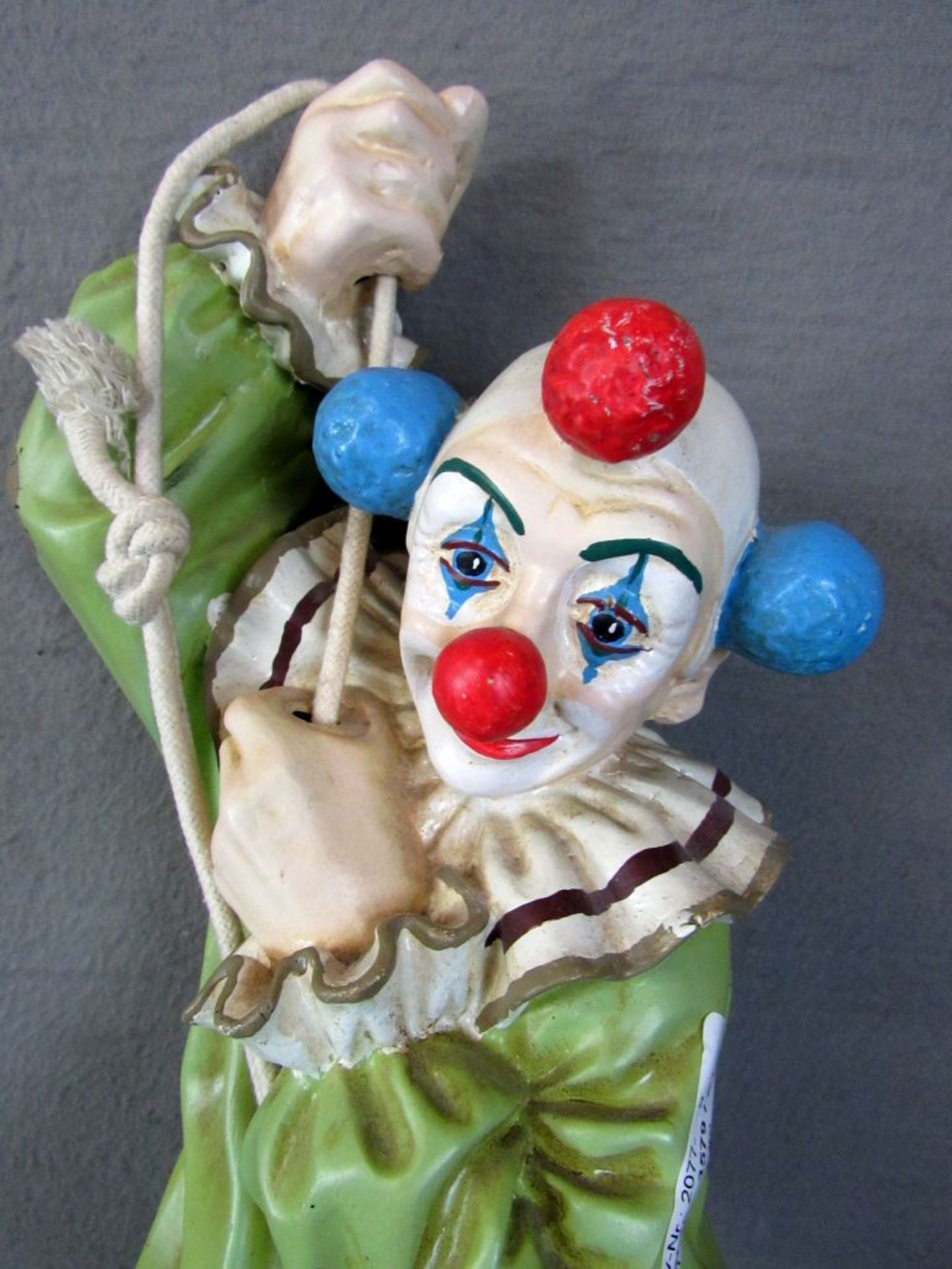 Clownfigur kletternd am Seil - Image 2 of 5