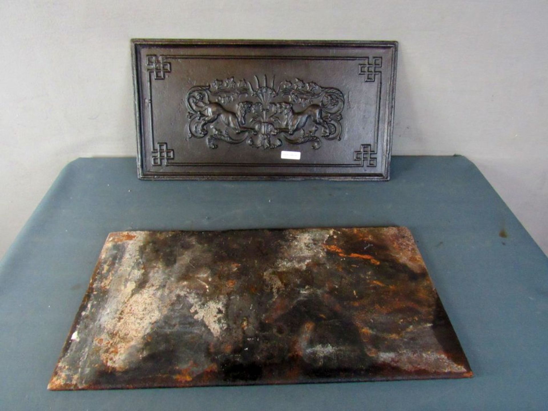 Zwei antike Ofenplatten mittig mit - Bild 8 aus 8