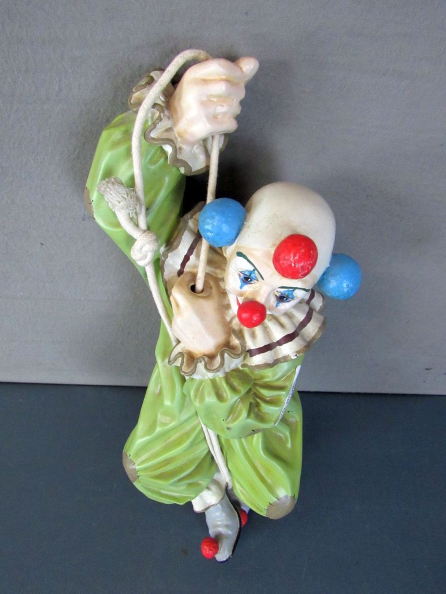Clownfigur kletternd am Seil - Image 3 of 5