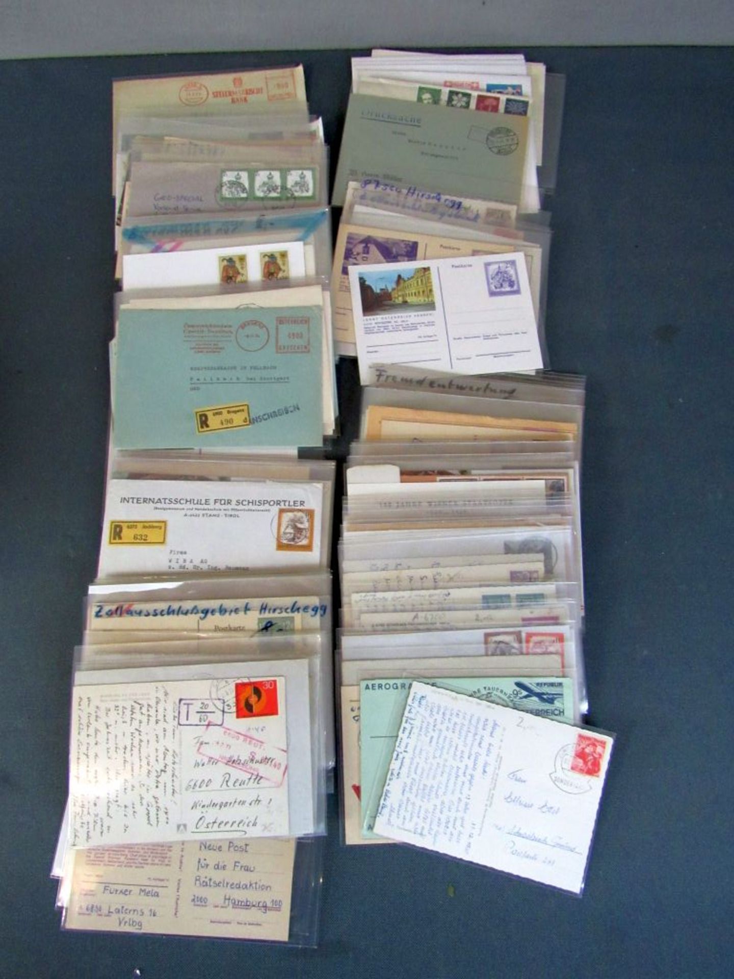 Karton mit vielen alten Postkarten