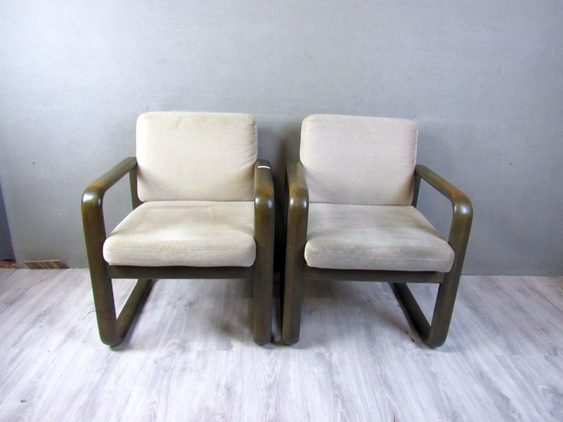 Zwei Designer Armlehnenstühle