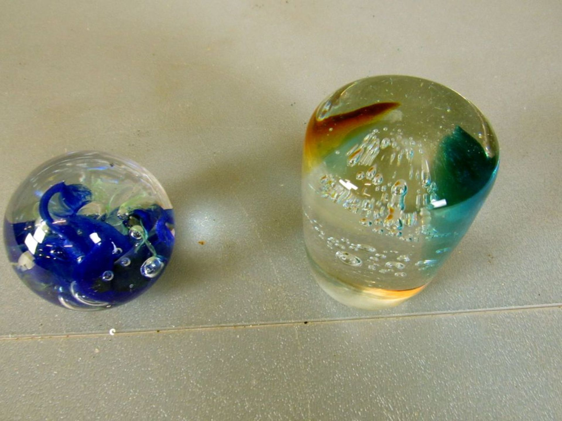 Zwei Paperweights Glas 1x - Image 3 of 12