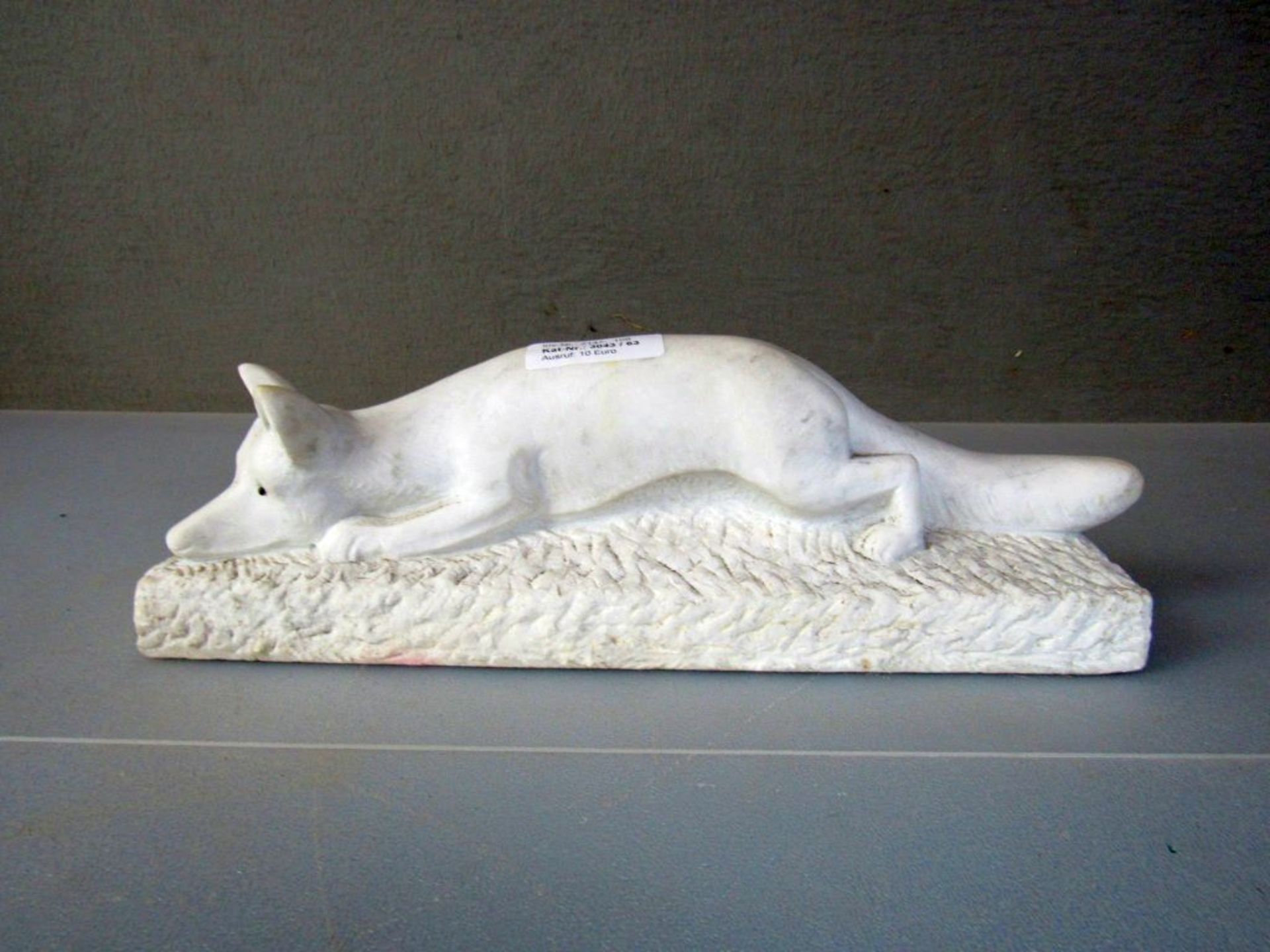 Skulptur Marmor Fuchs in Lauerstellung