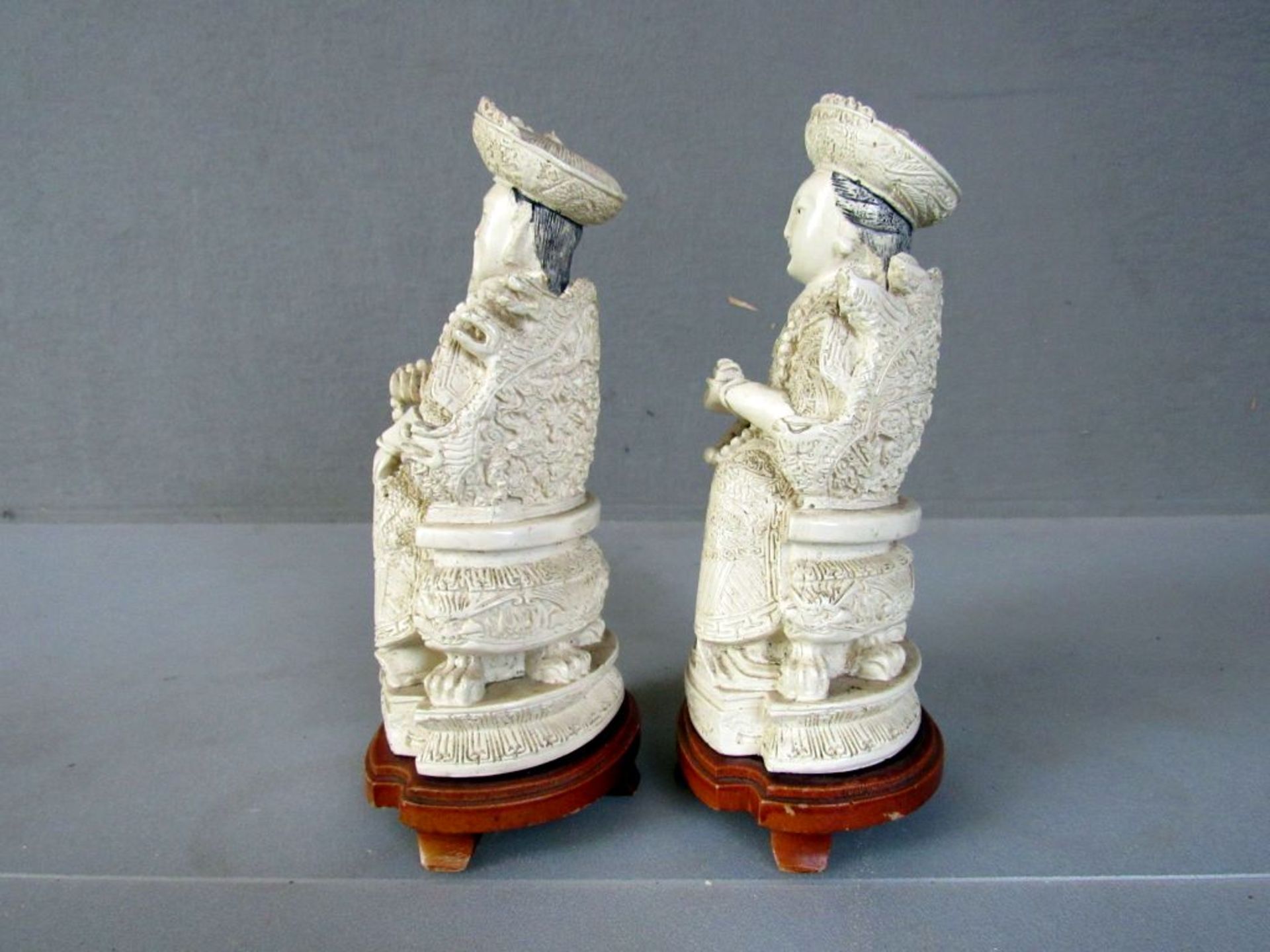 Zwei asiatische Figuren auf Holzpodest - Image 8 of 8