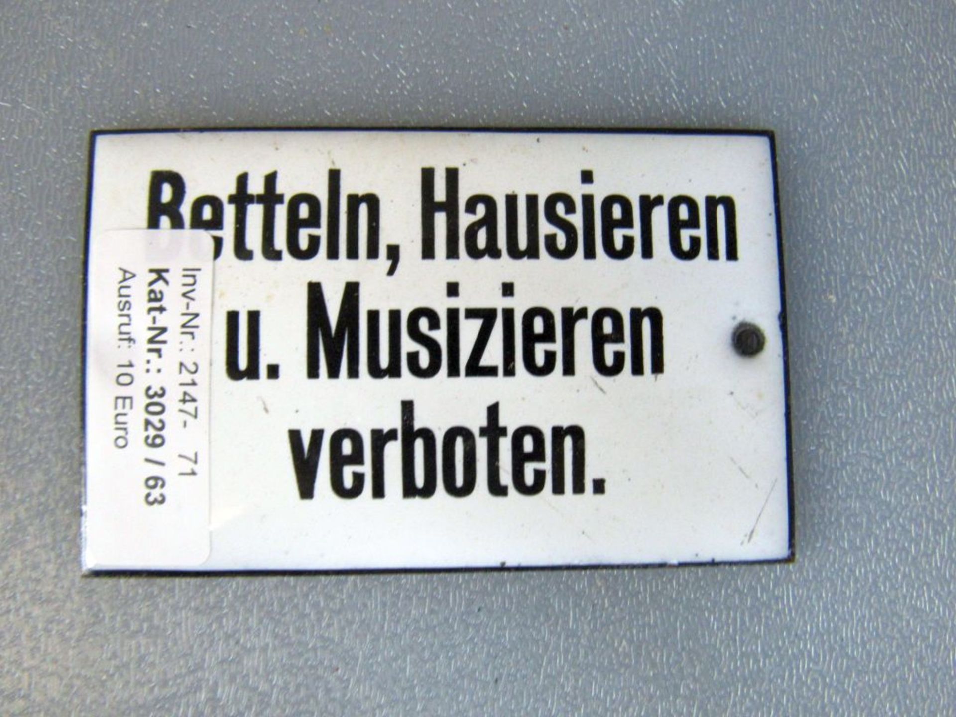 Antikes Emailleschild Betteln und so