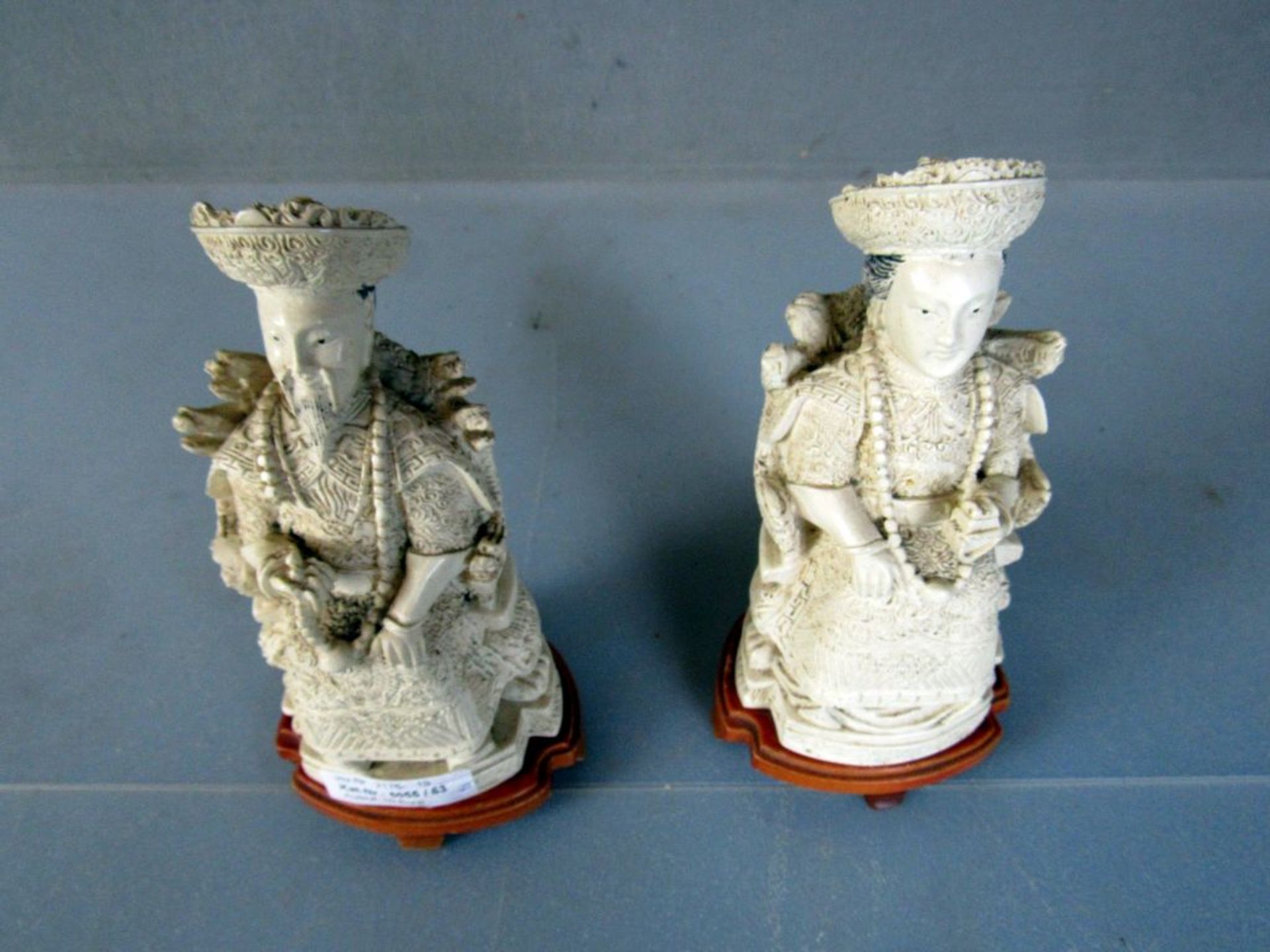 Zwei asiatische Figuren auf Holzpodest - Bild 2 aus 8