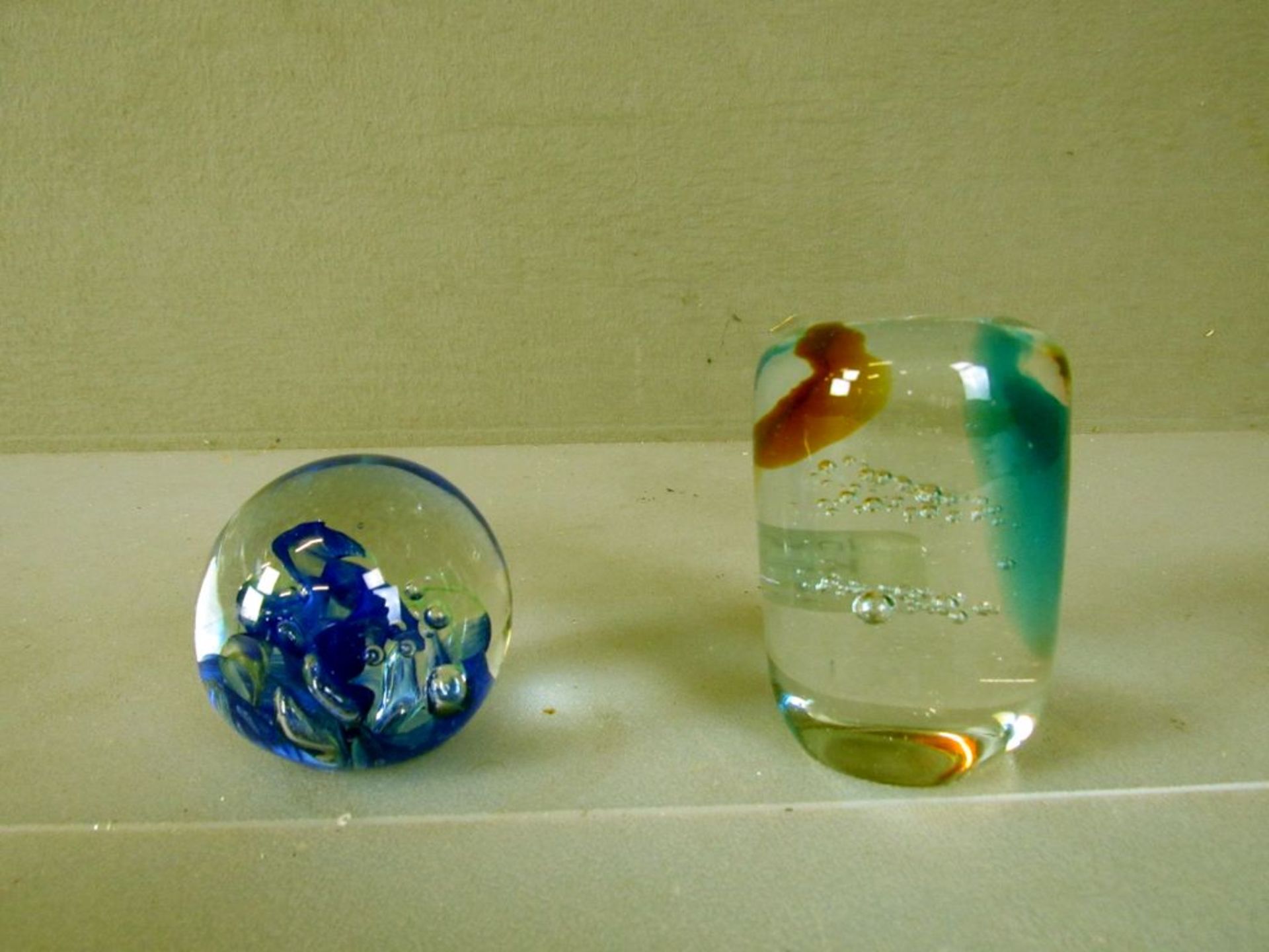 Zwei Paperweights Glas 1x - Image 2 of 12