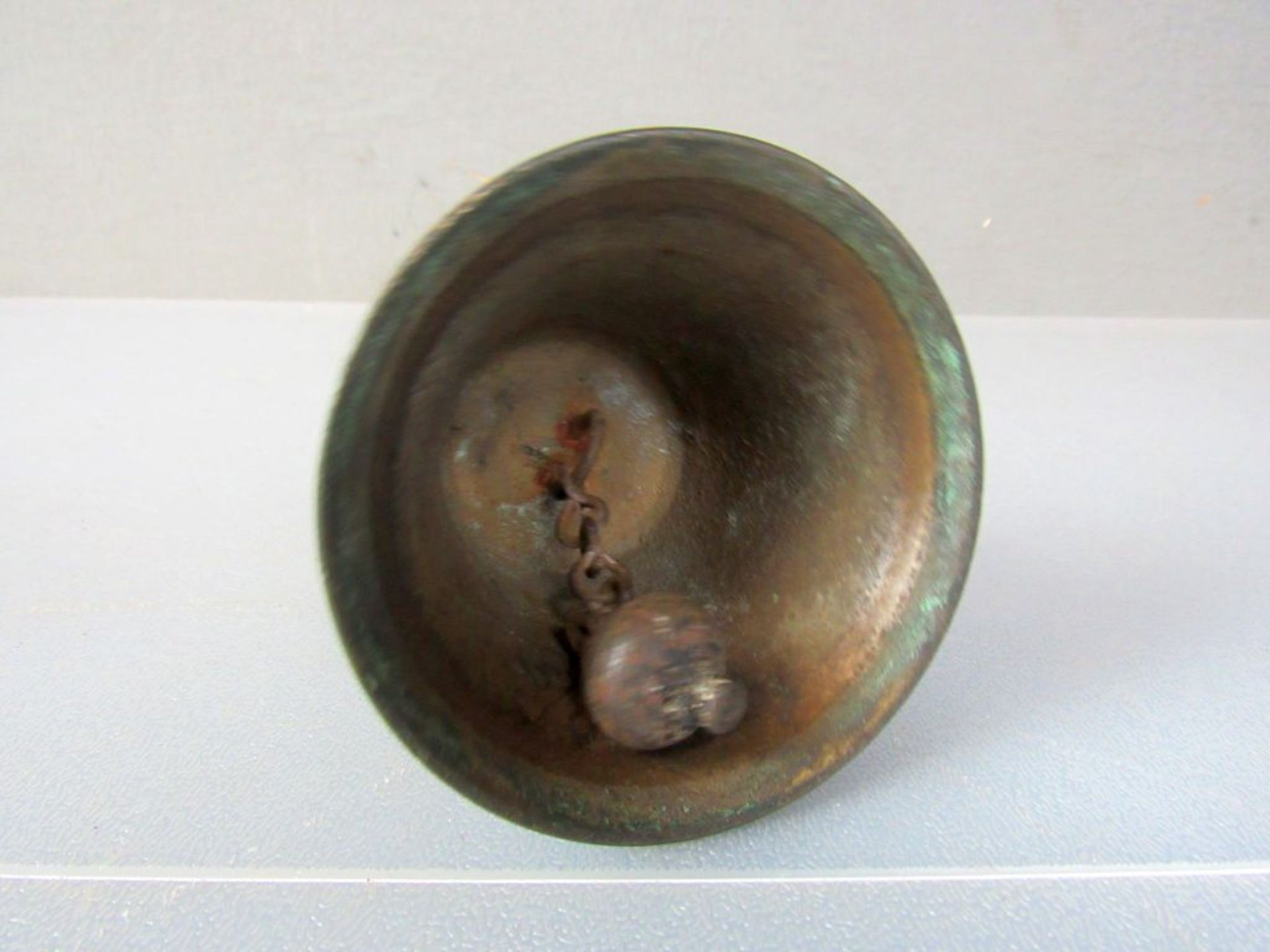 Antike Handglocke Bronze und Holz um - Bild 5 aus 8