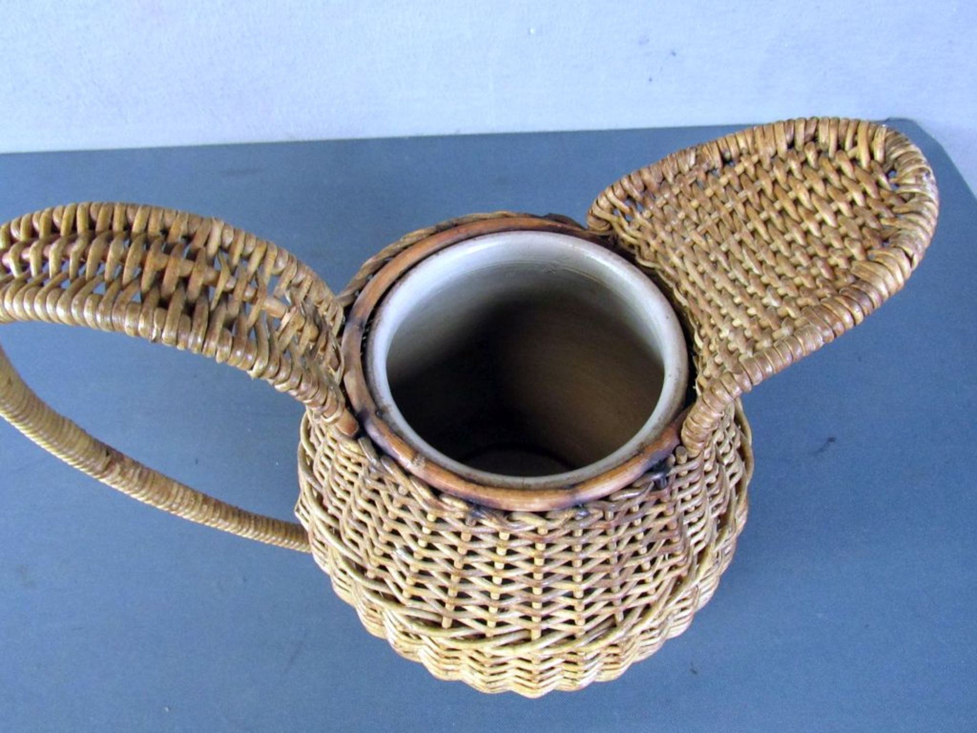 Antike Keramikkanne mit Korb bezogen - Bild 5 aus 10