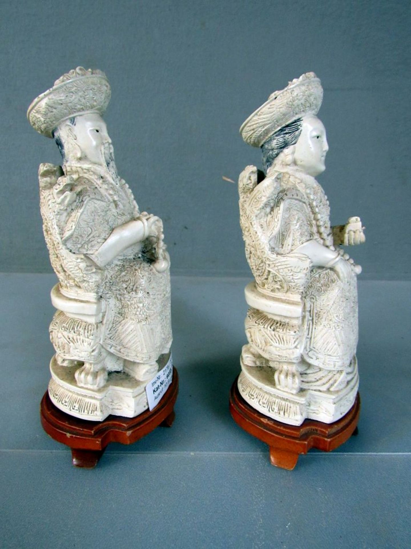 Zwei asiatische Figuren auf Holzpodest - Image 5 of 8