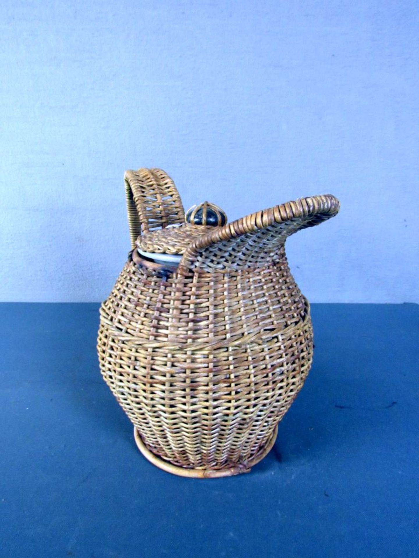 Antike Keramikkanne mit Korb bezogen - Bild 8 aus 10