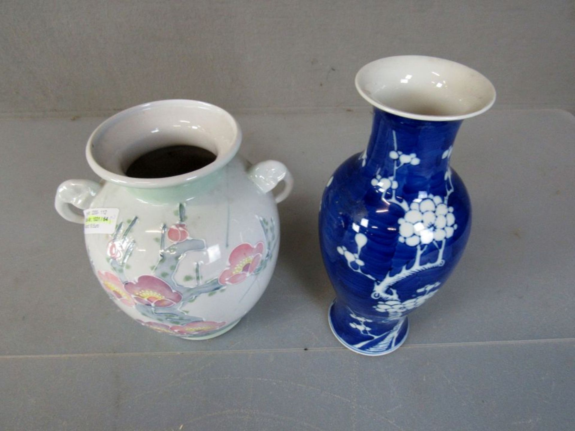 Zwei asiatische Vasen 21cm und - Image 2 of 5