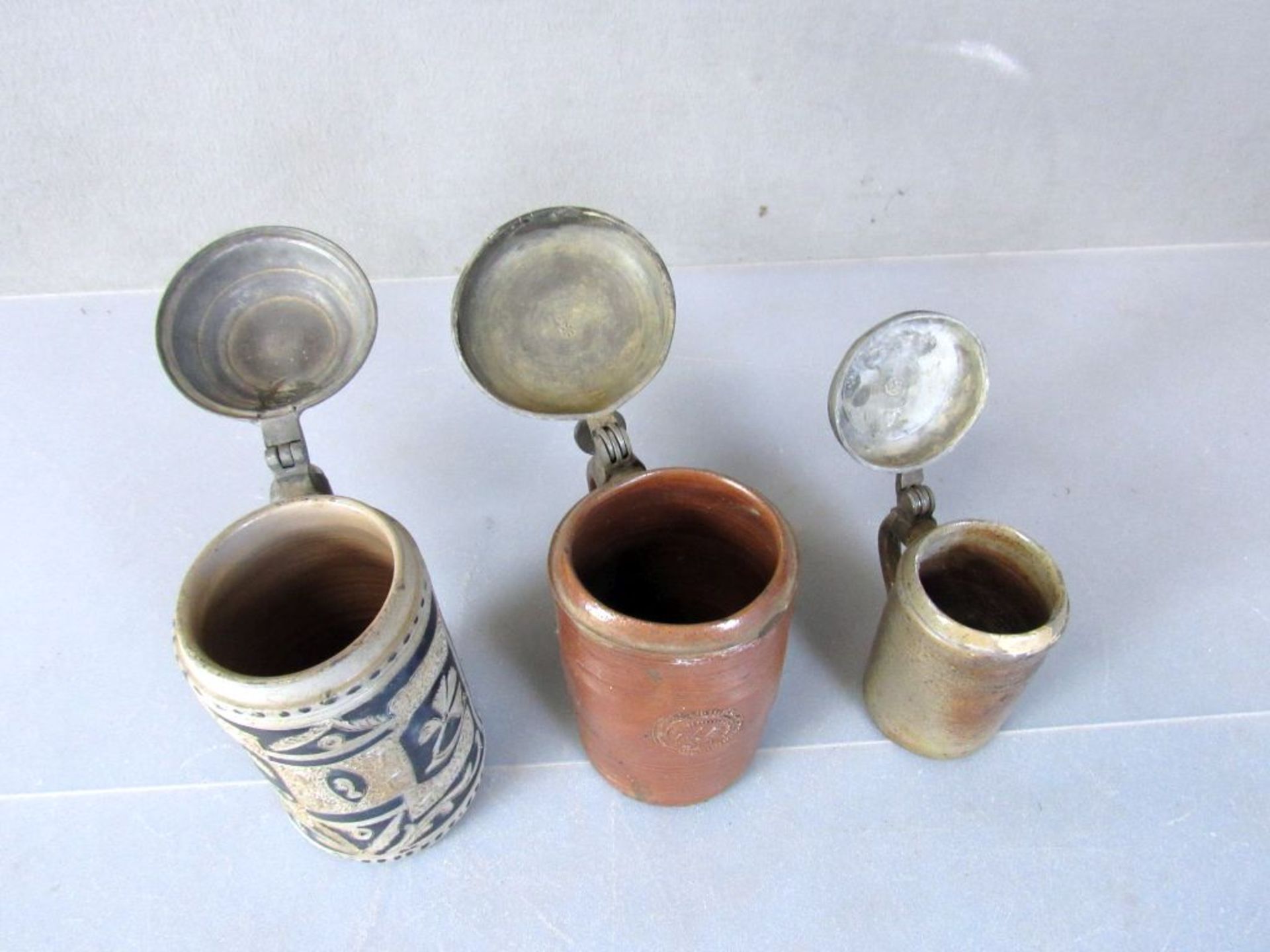 Drei antike Bierhumpen Steinzeug - Bild 3 aus 9