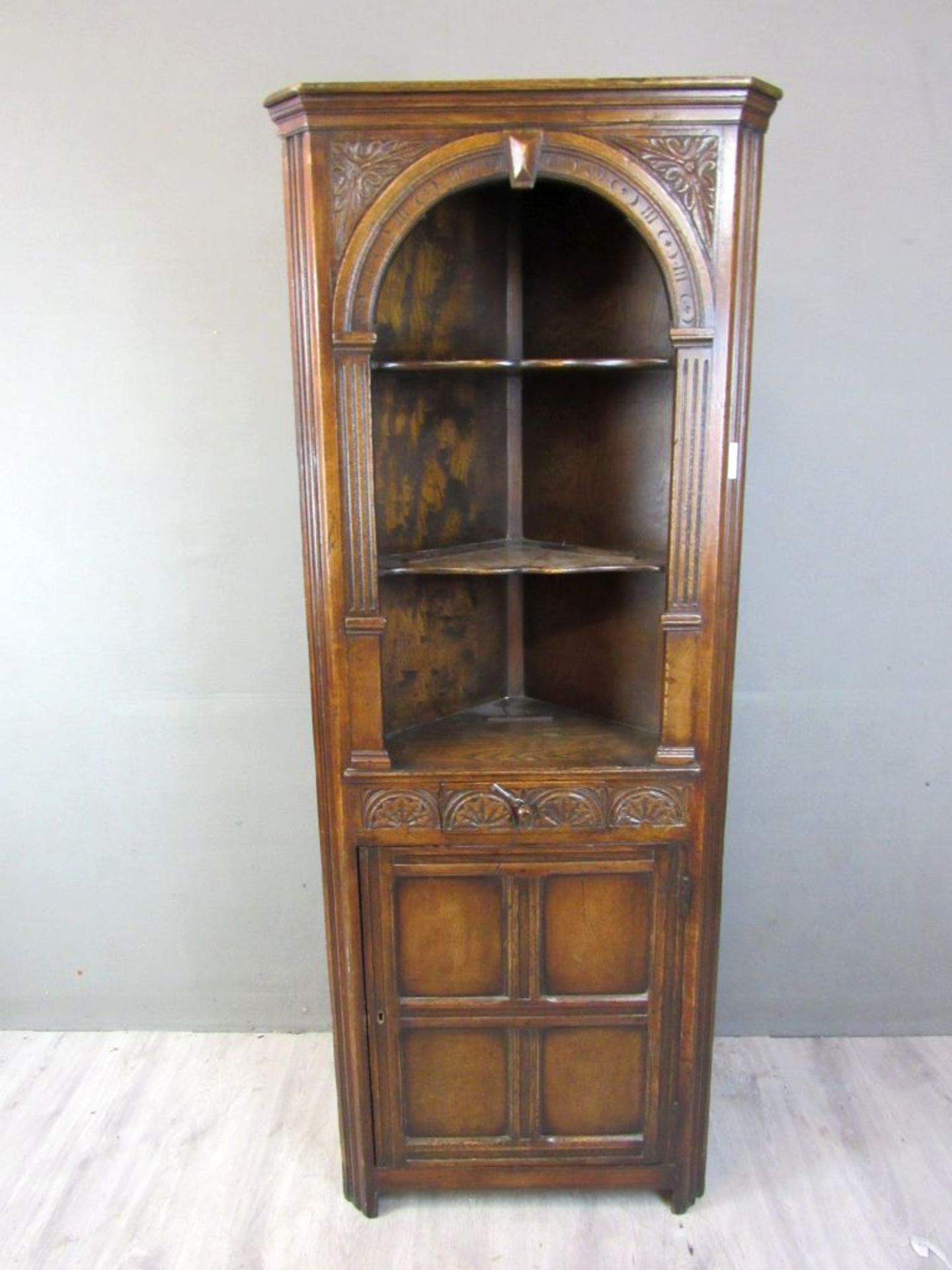 Eckschrank um 1900