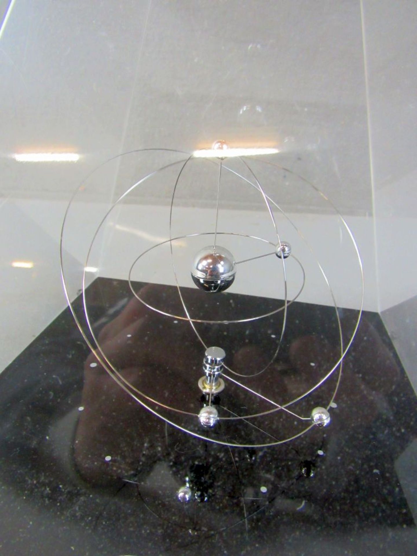 Modell Planetarium unter Plexiglas - Bild 2 aus 5