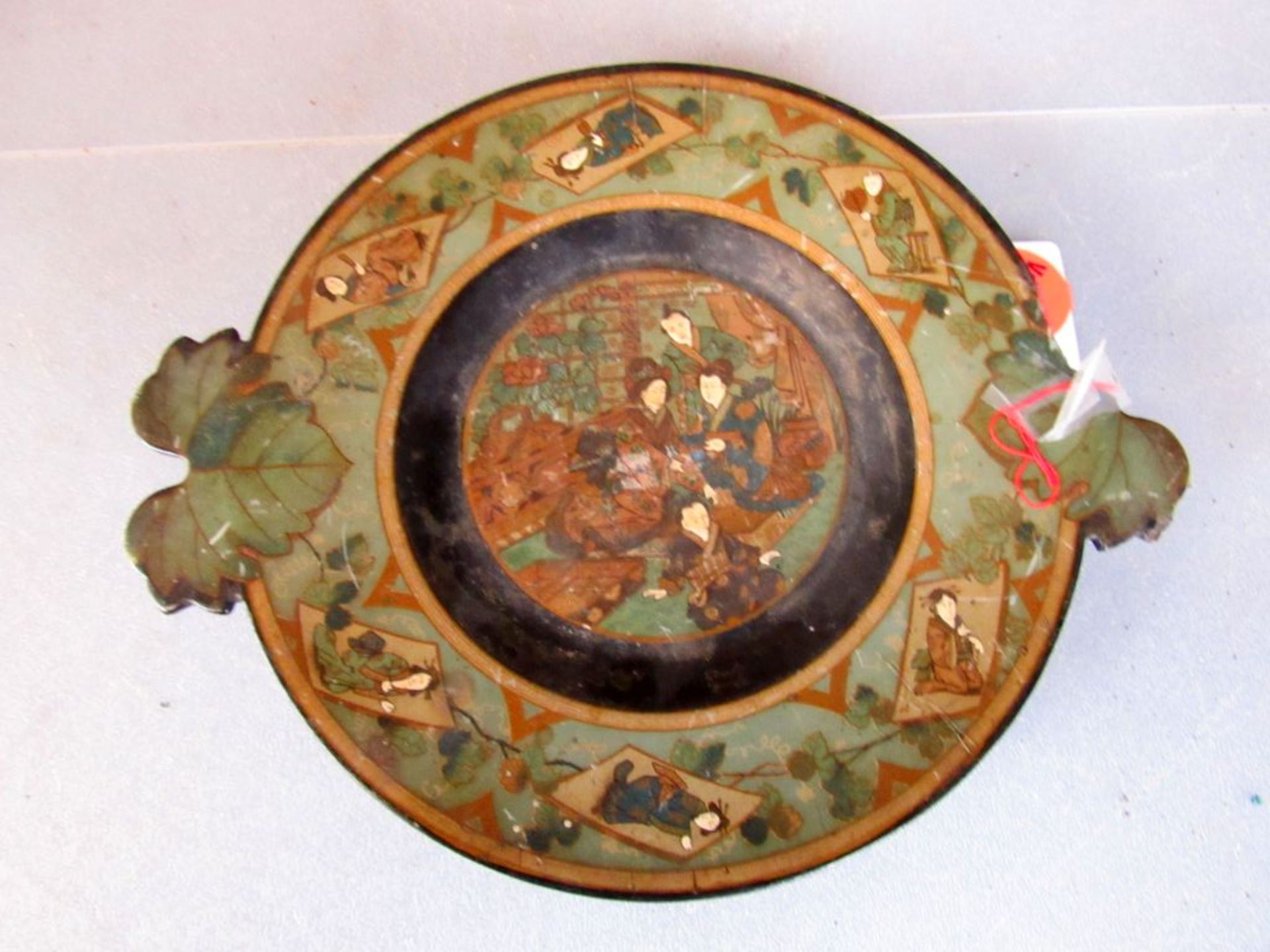 Antiker asiatischer Teller auf Fuß