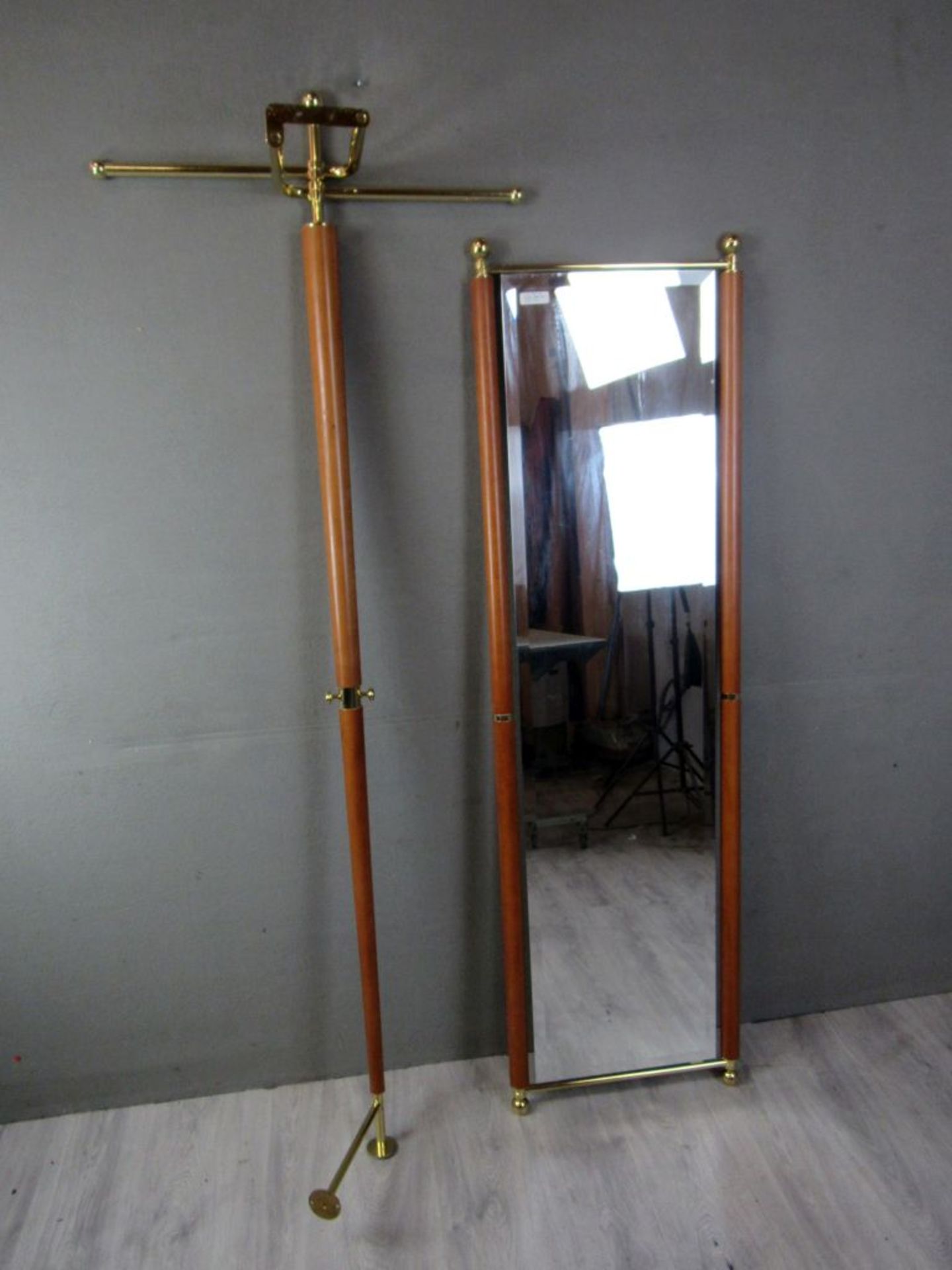 Flurgarderobe und massiver Wandspiegel