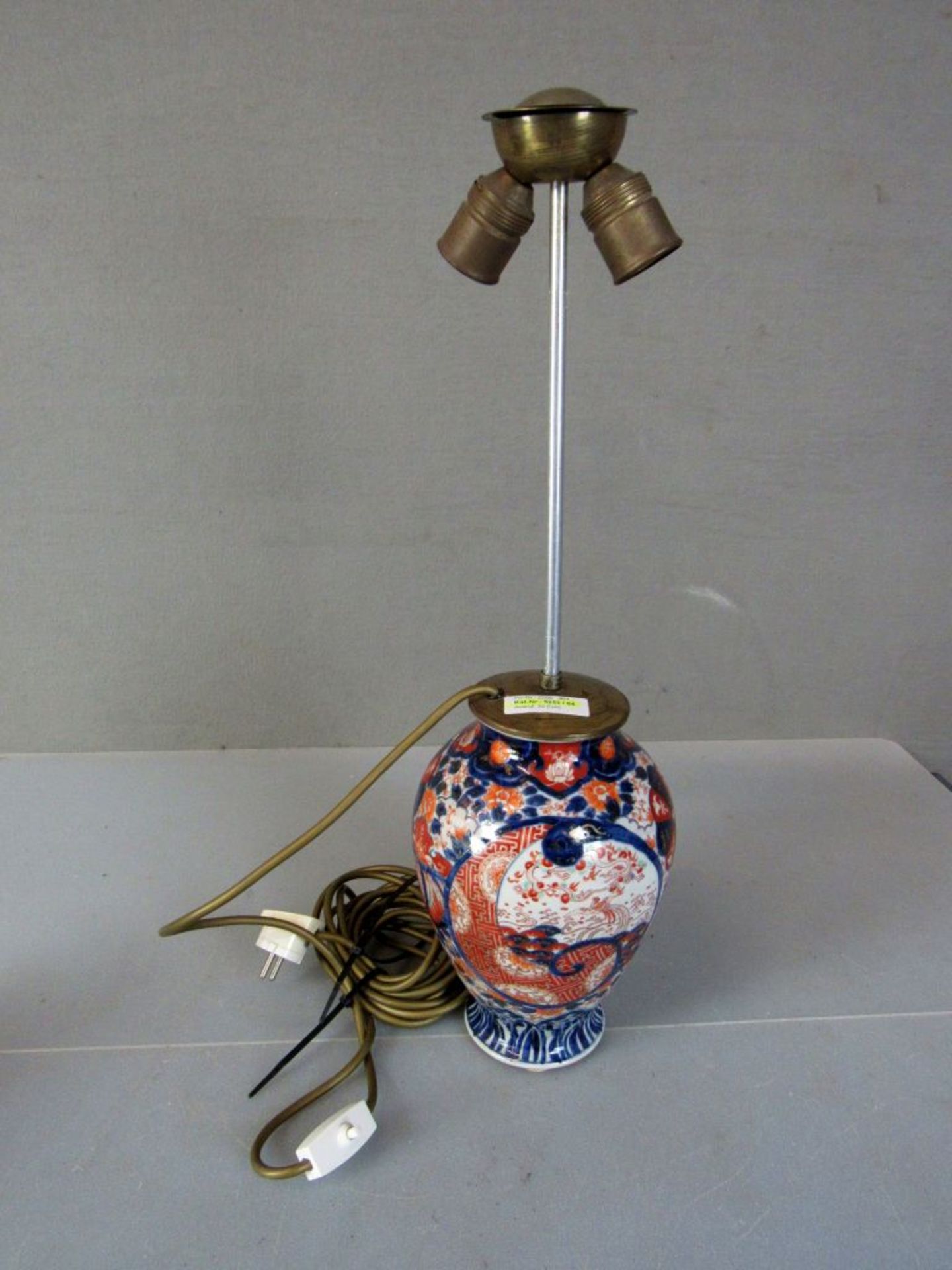 Antike asiatische Tischlampe