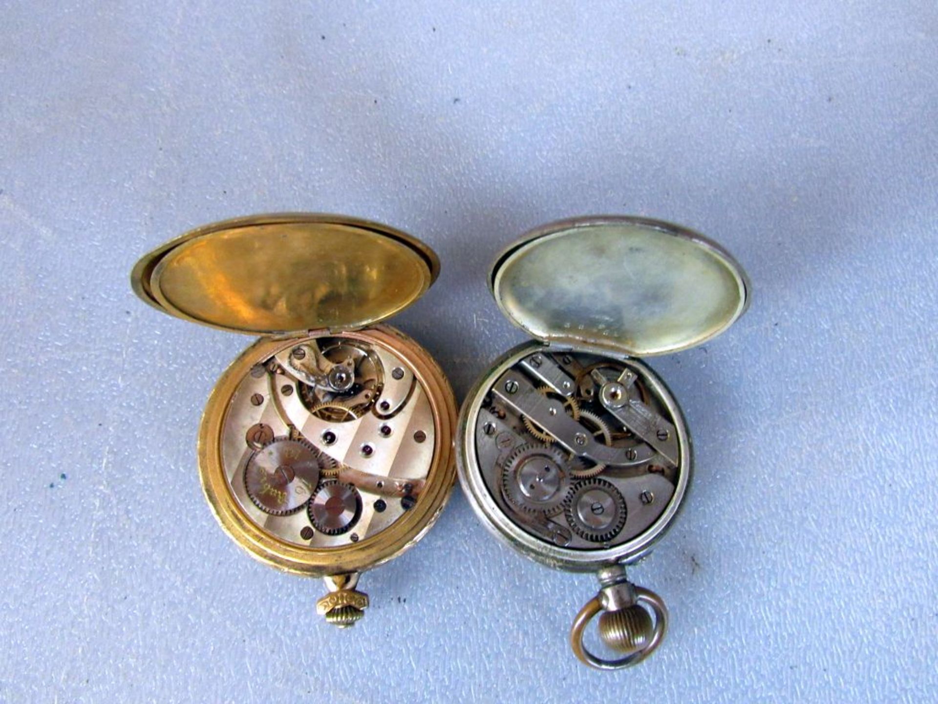 Zwei antike Taschenuhren laufen an aus - Bild 6 aus 8
