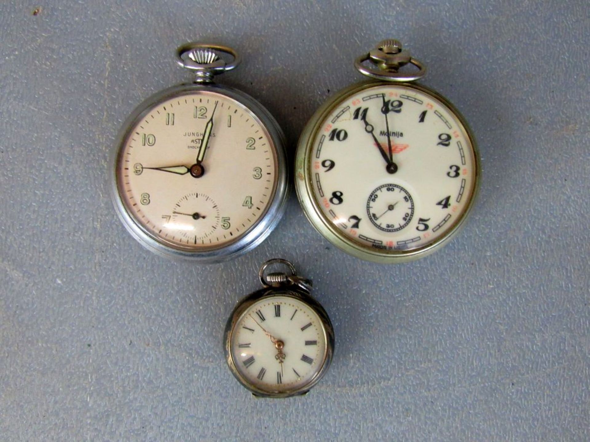 Zwei antike Taschenuhren laufen an aus